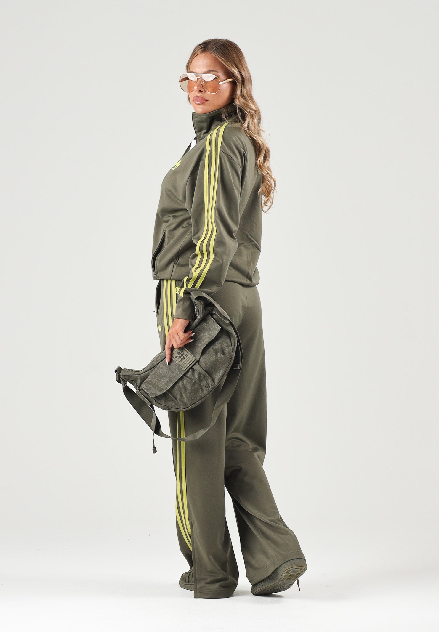 ADIDAS ORIGINALS Pantalone sportivo FIREBIRD LOOSE TRACK PANTS verde oliva per uomo e donna con 3-stripes iconiche KS4664 . ADIDAS ORIGINALS