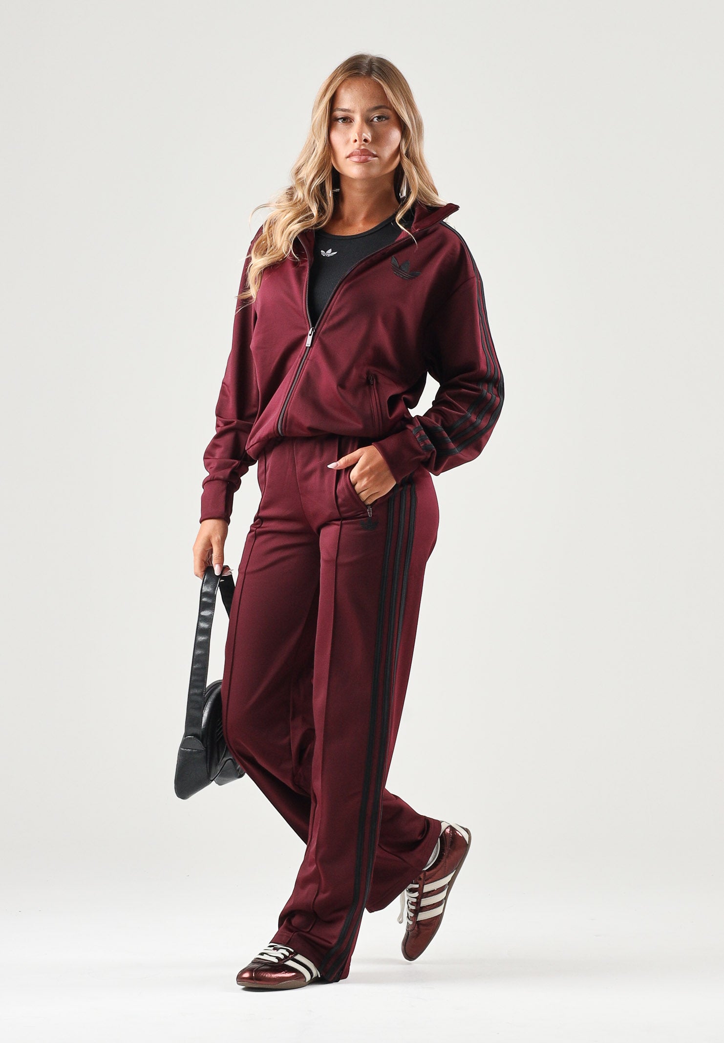 ADIDAS ORIGINALS Pantaloni WIDE LEG maroon per donna con vita elasticizzata e bande laterali a contrasto. KS4669 . ADIDAS ORIGINALS