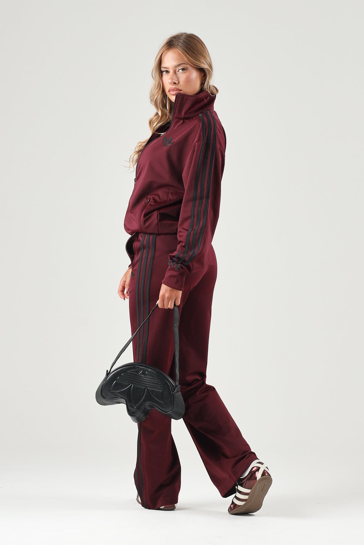 ADIDAS ORIGINALS Pantaloni WIDE LEG maroon-bordeux per donna con vita elasticizzata e bande laterali a contrasto. KS4669 . ADIDAS ORIGINALS