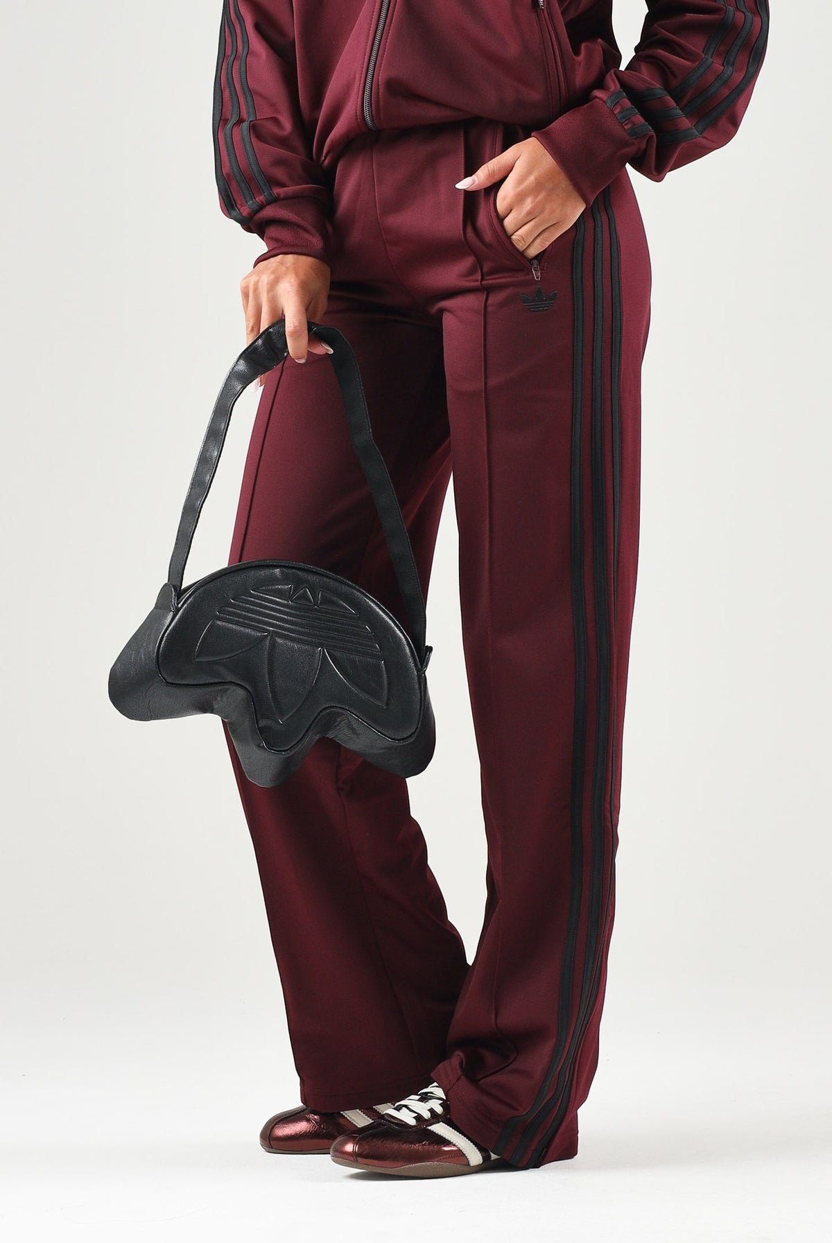 ADIDAS ORIGINALS Pantaloni WIDE LEG maroon-bordeux per donna con vita elasticizzata e bande laterali a contrasto. KS4669 . ADIDAS ORIGINALS