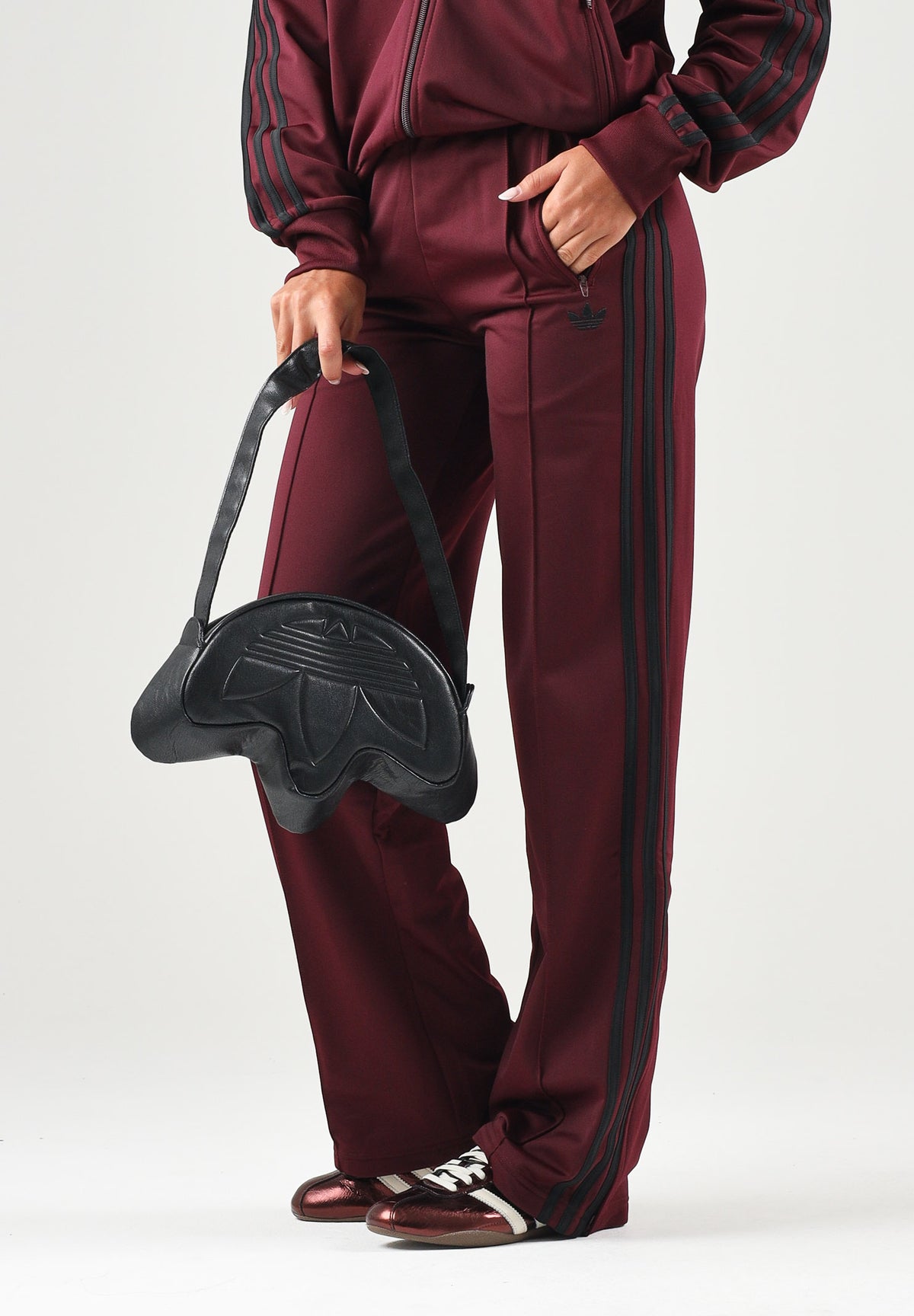 ADIDAS ORIGINALS Pantaloni WIDE LEG maroon-bordeux per donna con vita elasticizzata e bande laterali a contrasto. KS4669 . ADIDAS ORIGINALS