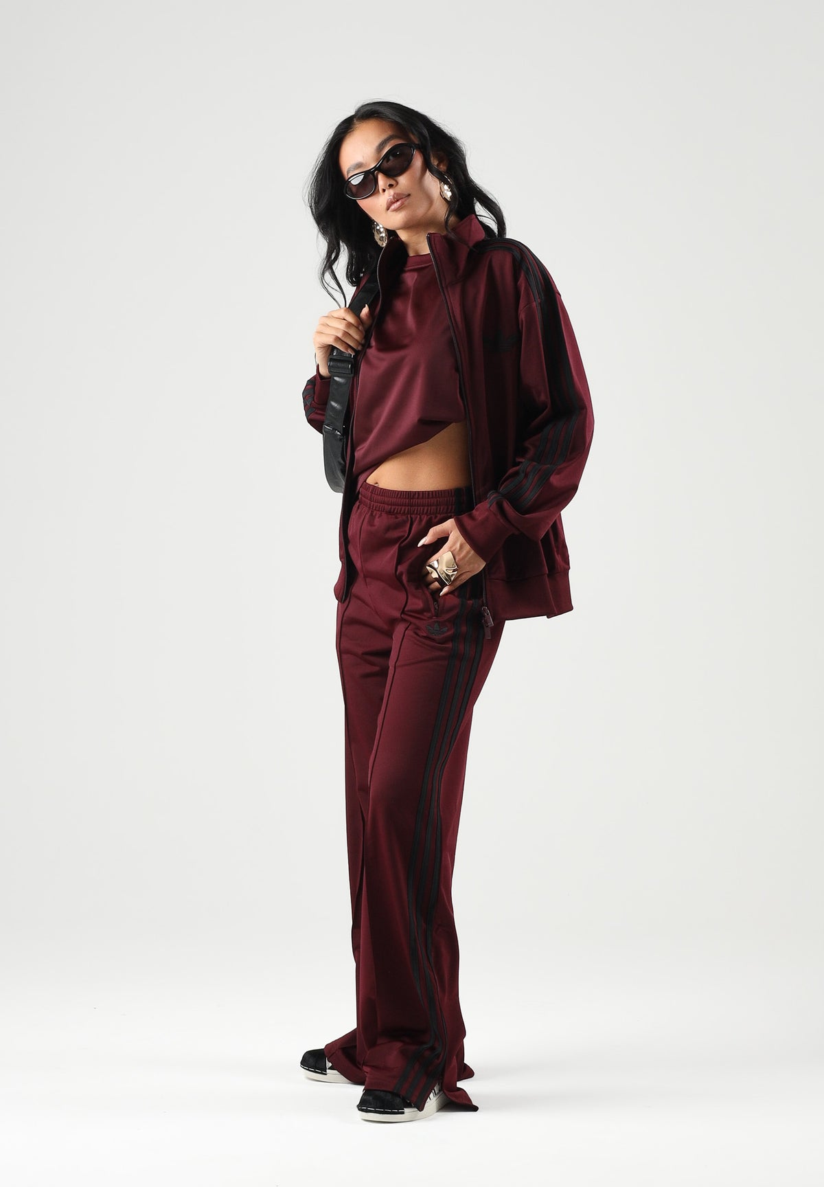 ADIDAS ORIGINALS Pantaloni WIDE LEG maroon-bordeux per donna con vita elasticizzata e bande laterali a contrasto. KS4669 . ADIDAS ORIGINALS
