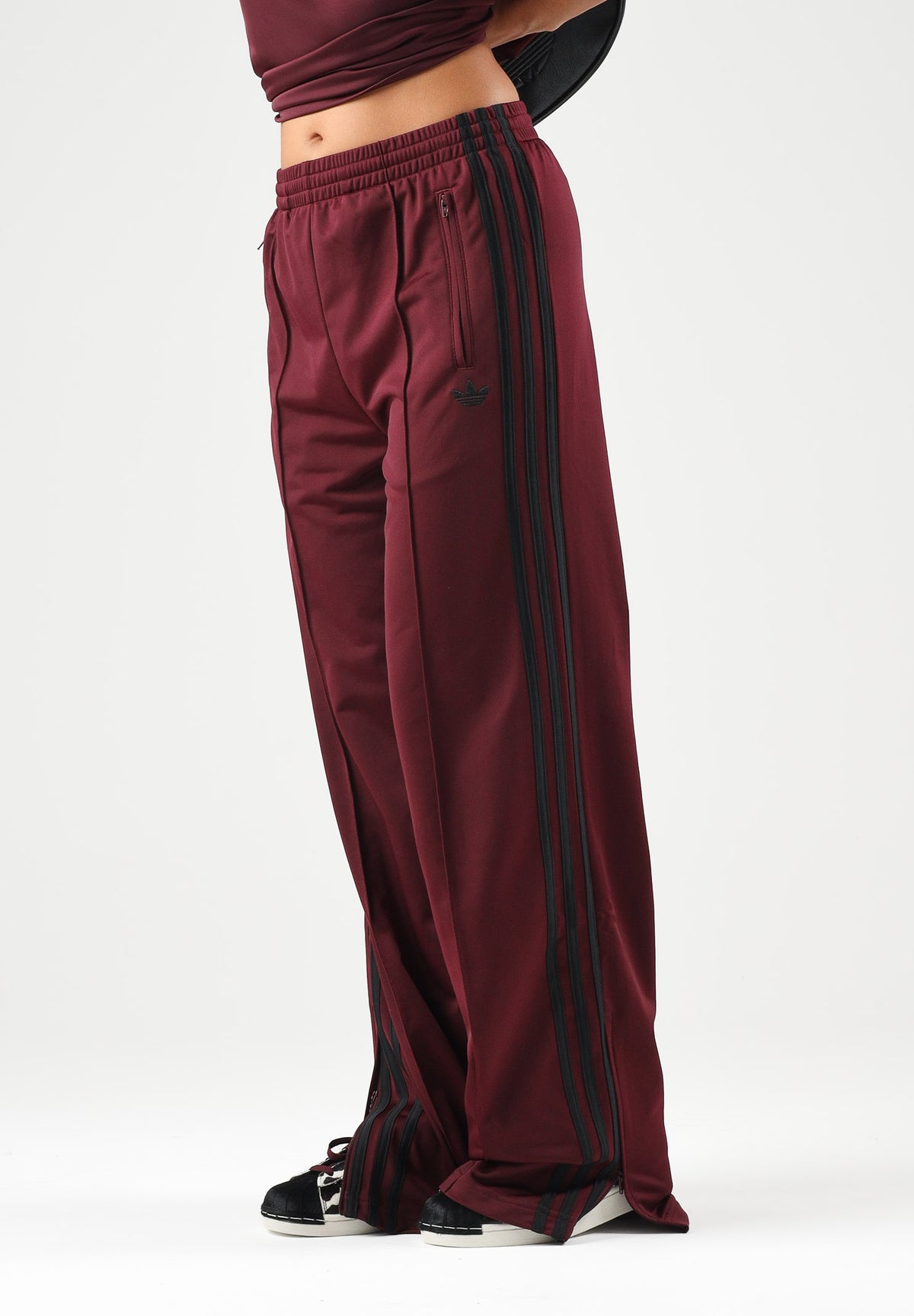 ADIDAS ORIGINALS Pantaloni WIDE LEG bordeaux per donna con vita elasticizzata e bande laterali a contrasto. KS4669 . ADIDAS ORIGINALS