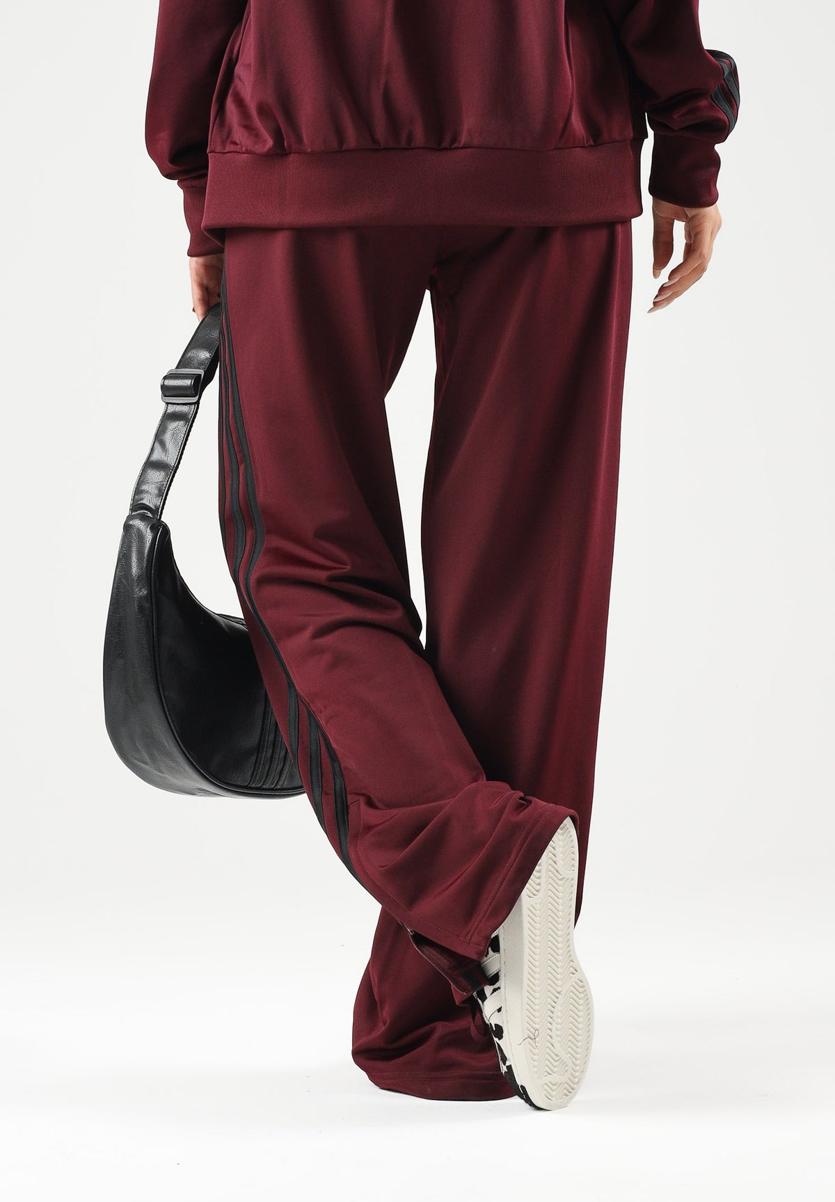 ADIDAS ORIGINALS Pantaloni WIDE LEG maroon-bordeux per donna con vita elasticizzata e bande laterali a contrasto. KS4669 . ADIDAS ORIGINALS