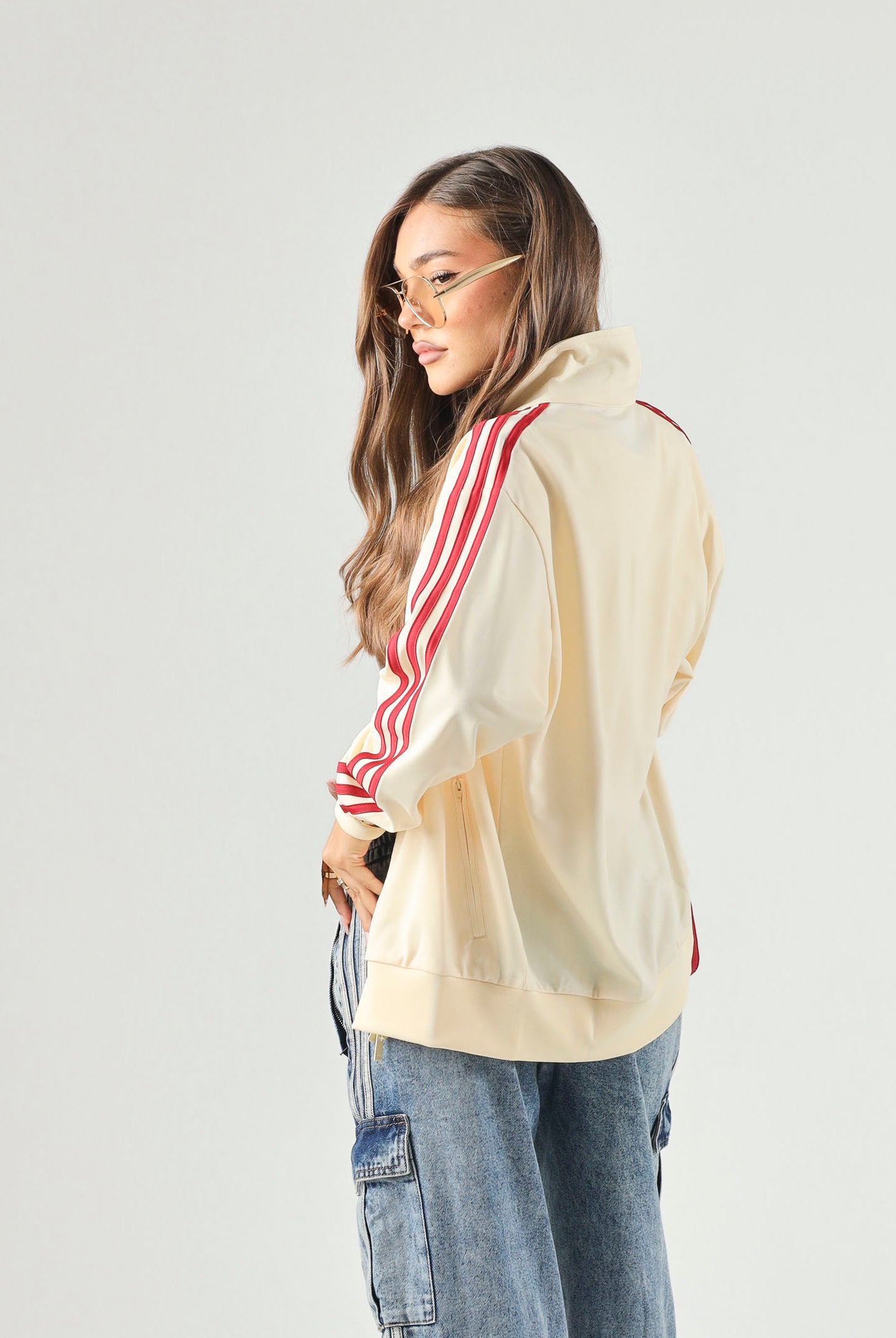 ADIDAS ORIGINALS Giacca FIREBIRD TRACK TOP LOOSE Warm Vanilla per uomo e donna con iconiche 3-Stripes rosse KS4674 . ADIDAS ORIGINALS