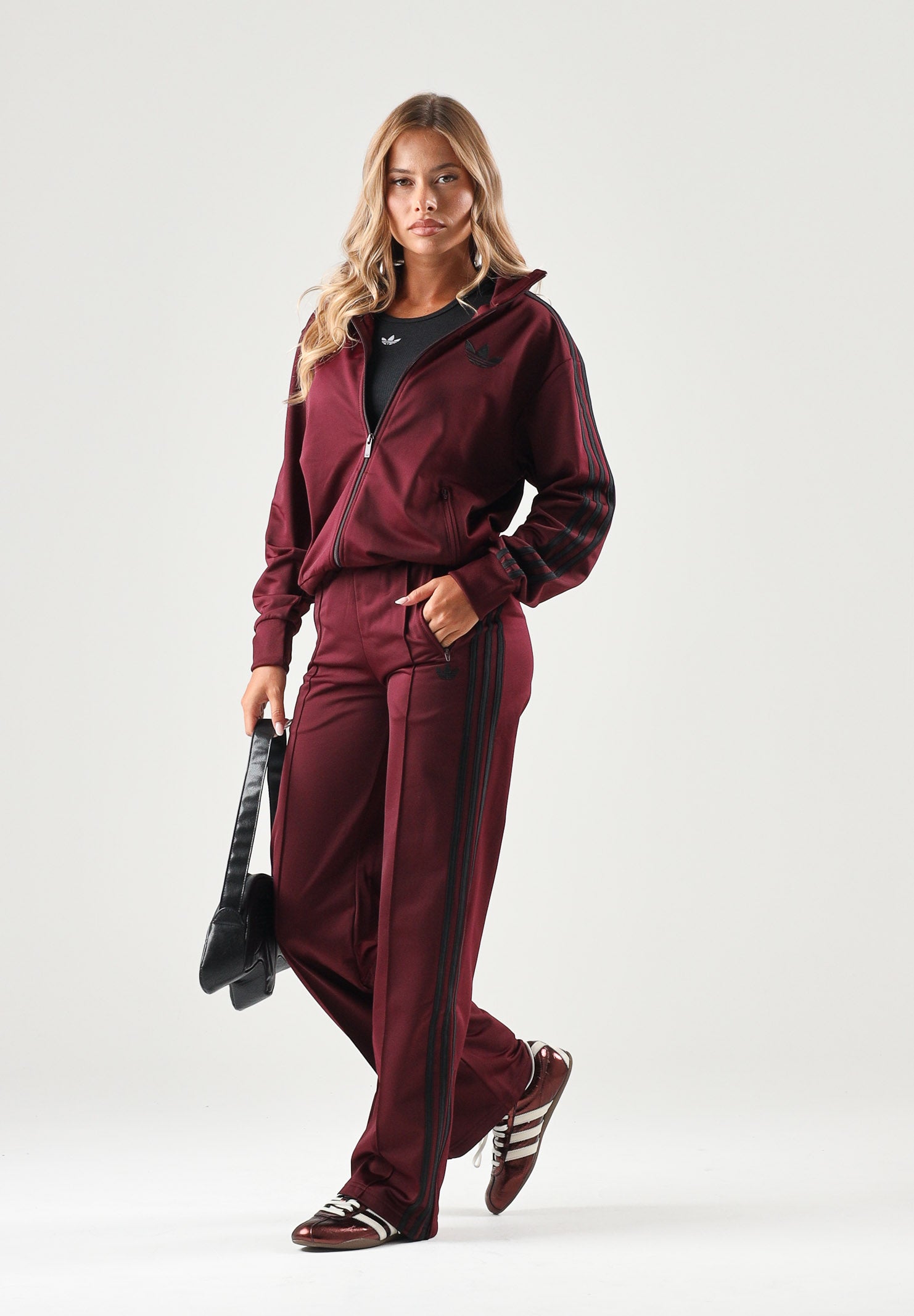 ADIDAS ORIGINALS Felpa con zip maroon-bordeaux per donna con iconiche bande a contrasto. KS4678 . ADIDAS ORIGINALS