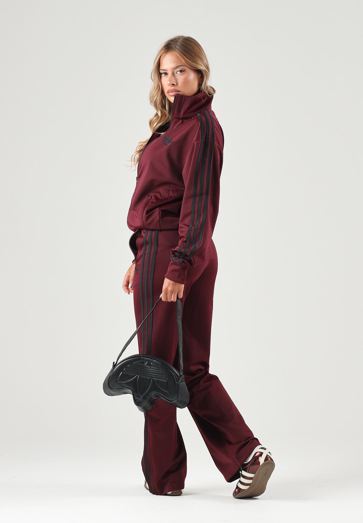 ADIDAS ORIGINALS Felpa con zip maroon-bordeaux per donna con iconiche bande a contrasto. KS4678 . ADIDAS ORIGINALS