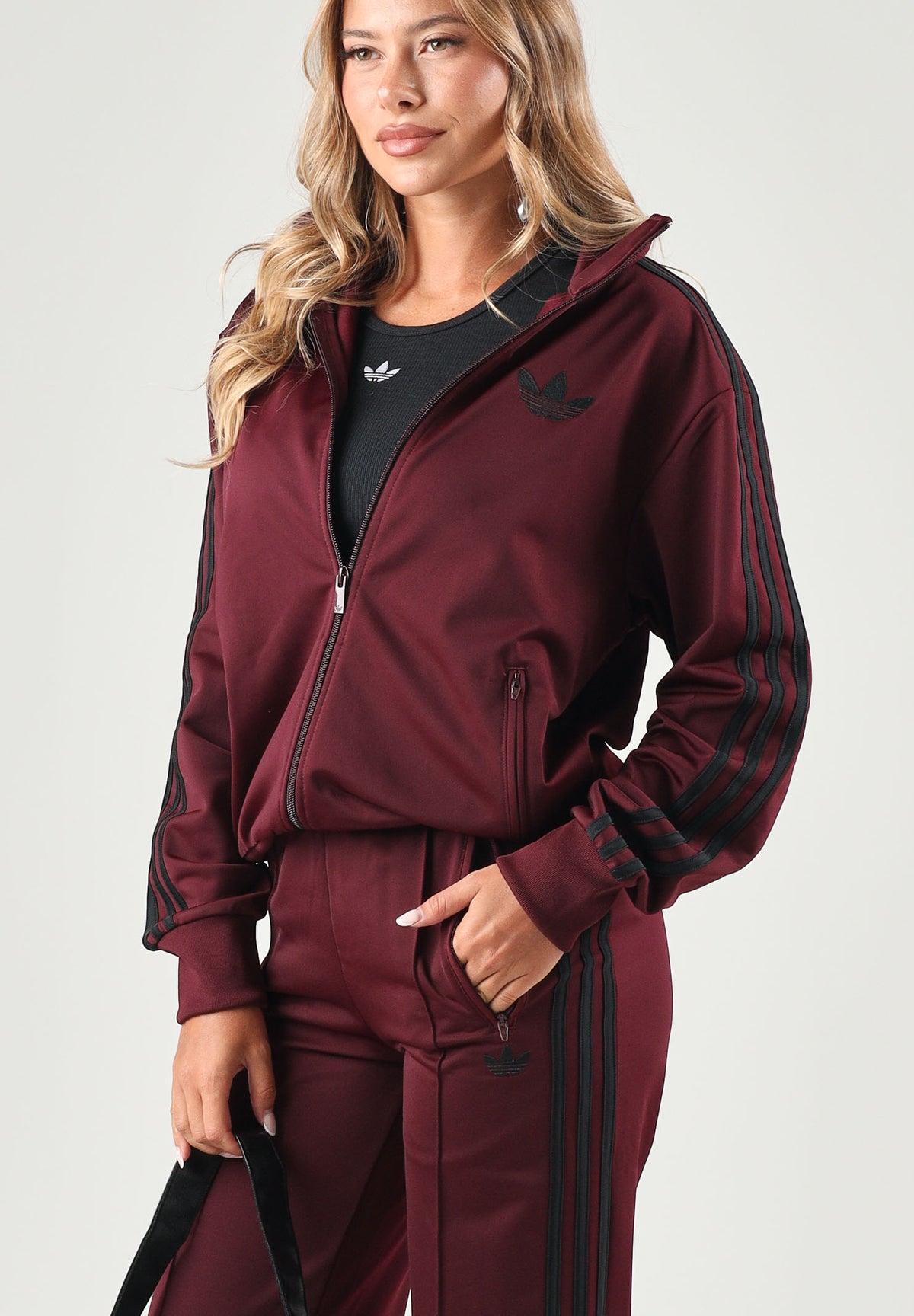 ADIDAS ORIGINALS Felpa con zip maroon-bordeaux per donna con iconiche bande a contrasto. KS4678 . ADIDAS ORIGINALS