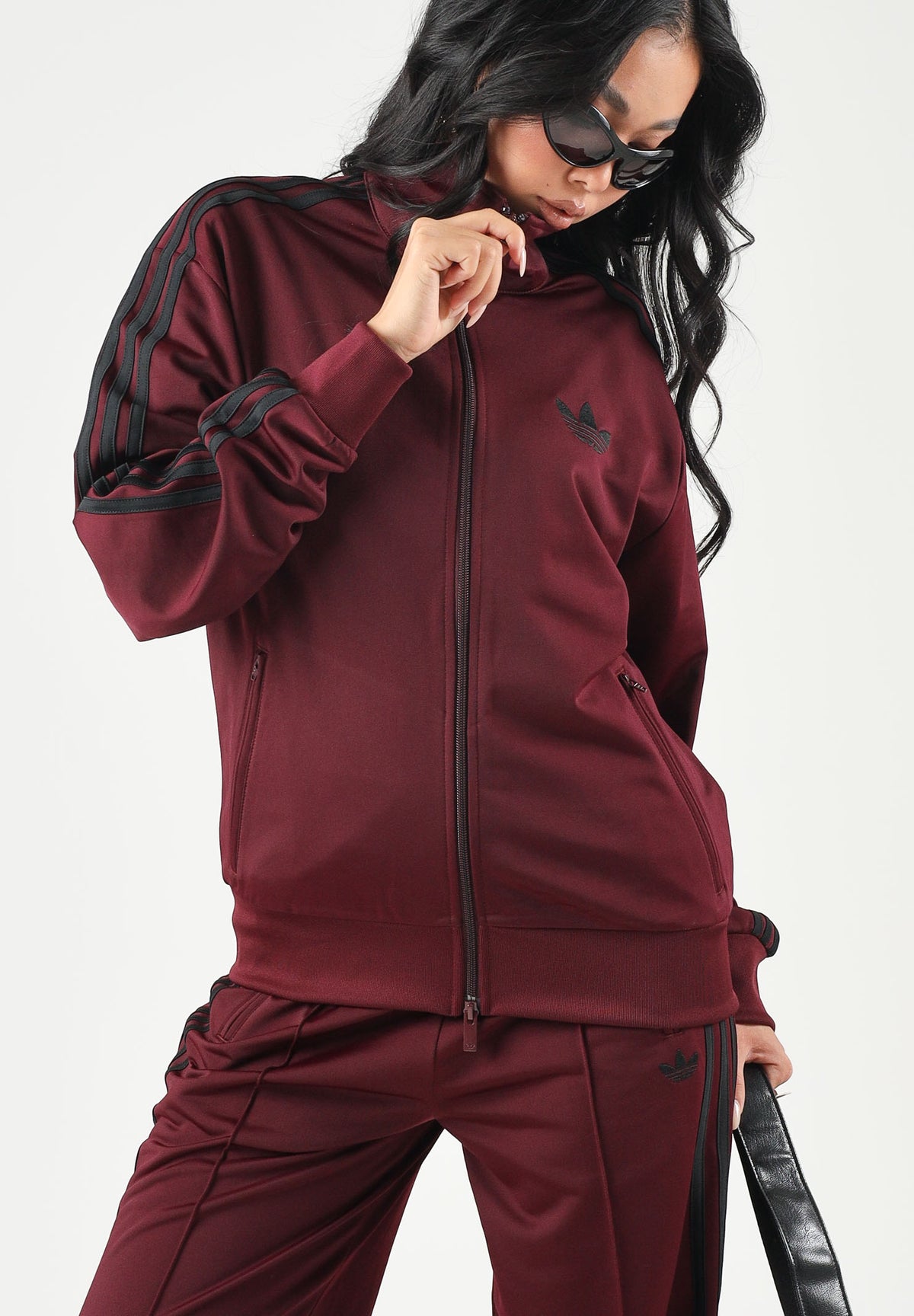 ADIDAS ORIGINALS Felpa con zip FIREBIRD maroon-bordeaux per donna con iconiche bande a contrasto. KS4678 . ADIDAS ORIGINALS