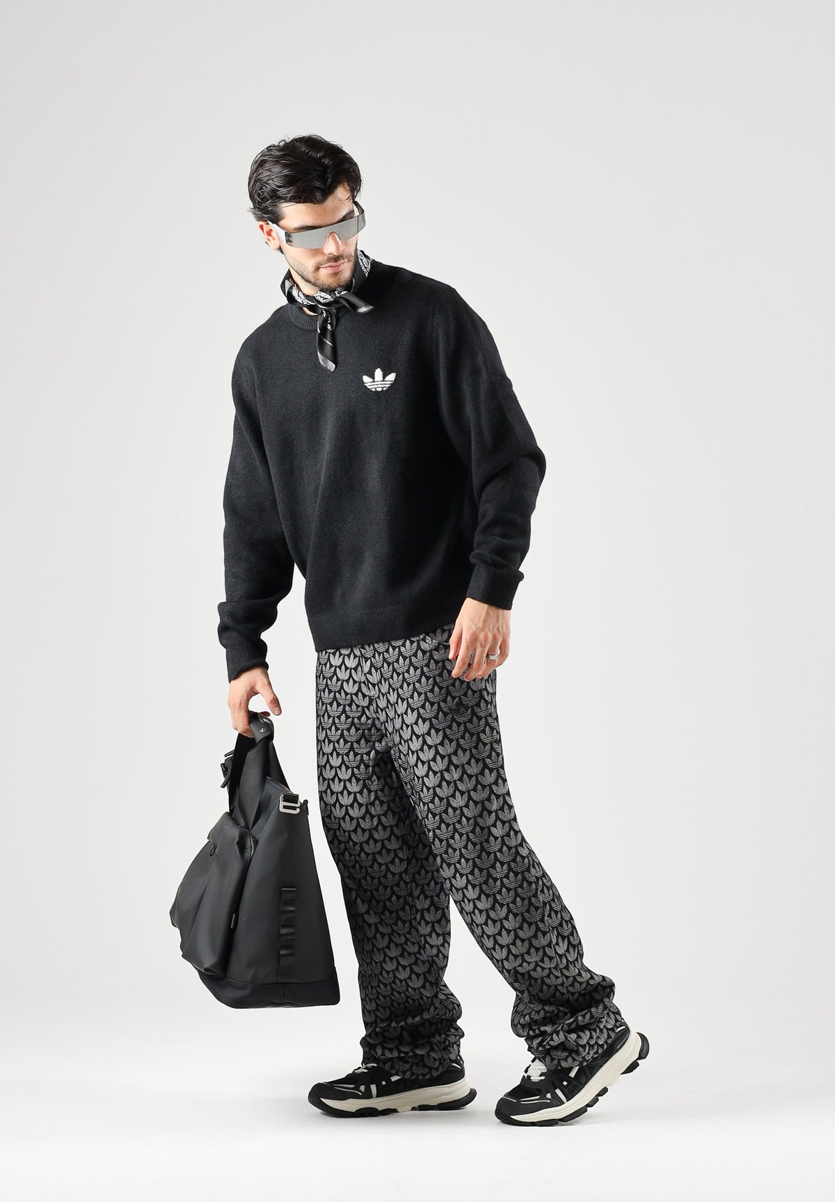 ADIDAS ORIGINALS Maglione girocolloTREFOIL ESSENTIALS FULLY nero per uomo e donna con logo iconico KS4891 . ADIDAS ORIGINALS
