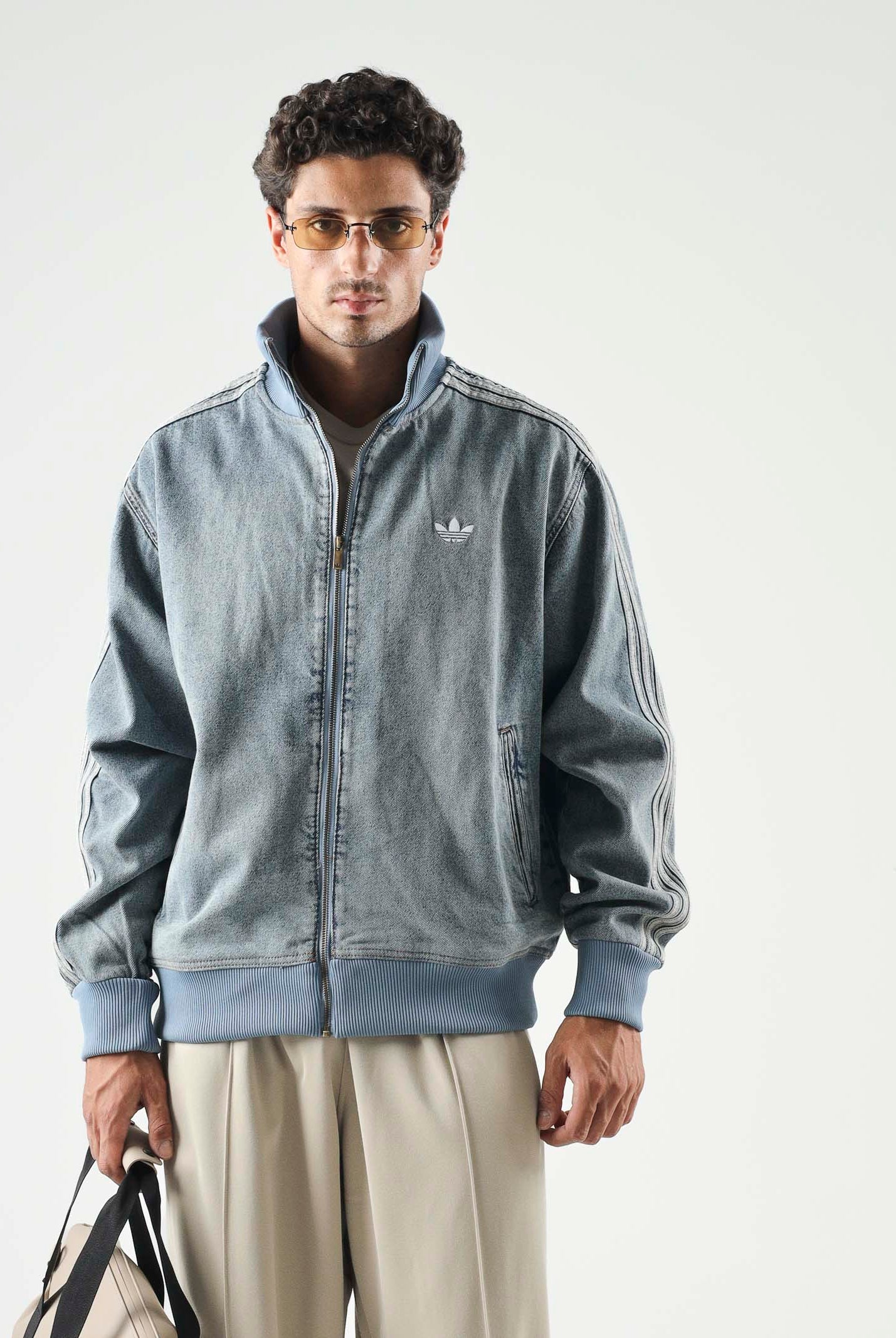 ADIDAS ORIGINALS Giubbotto FIREBIRD ADICOLOR denim-azzurro da uomo con effetto slavato e 3-Stripes sulle maniche. KS4970 . ADIDAS ORIGINALS