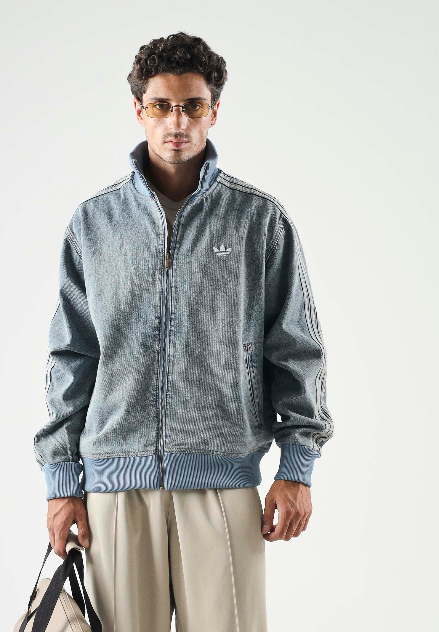 ADIDAS ORIGINALS Giubbotto FIREBIRD ADICOLOR denim-azzurro da uomo con effetto slavato e 3-Stripes sulle maniche. KS4970 . ADIDAS ORIGINALS