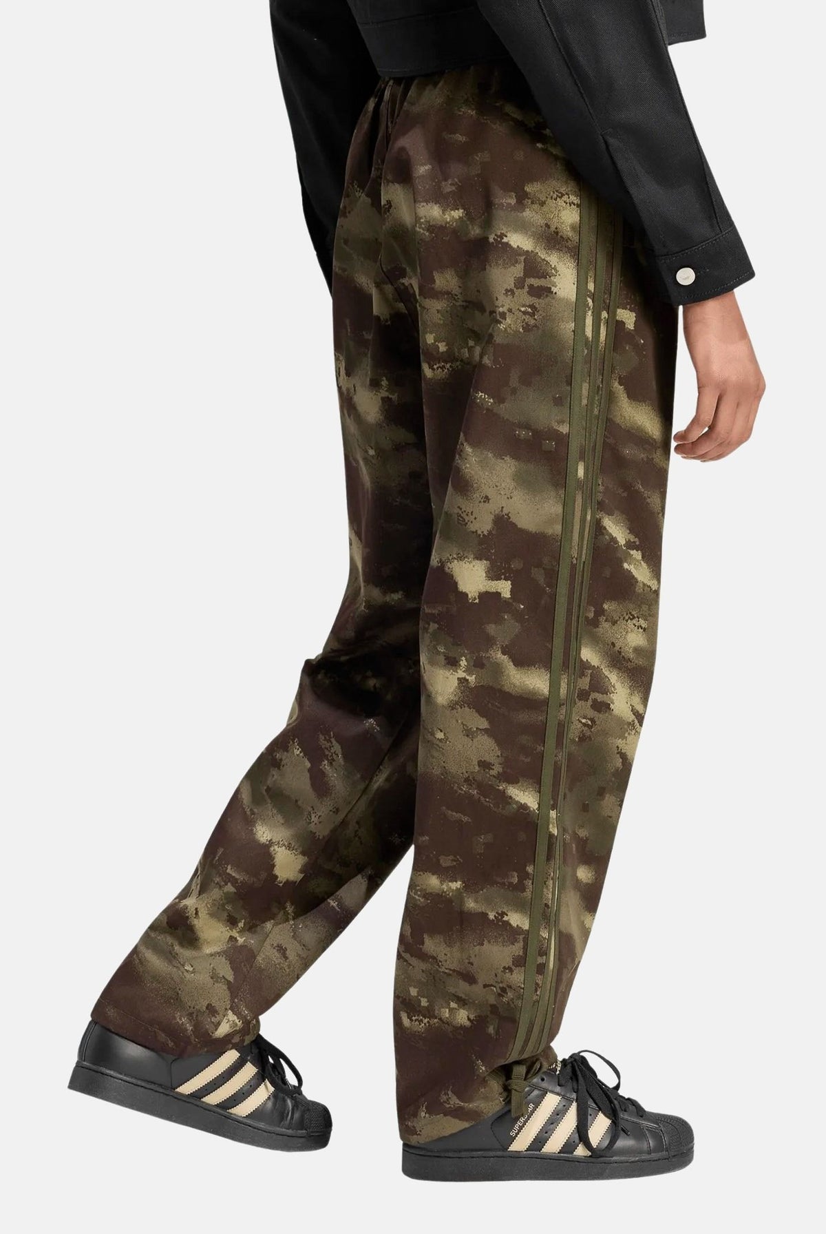 ADIDAS ORIGINALS Pantaloni CAMO verde per uomo e donna con stampa camouflage all-over KS6746 . ADIDAS ORIGINALS