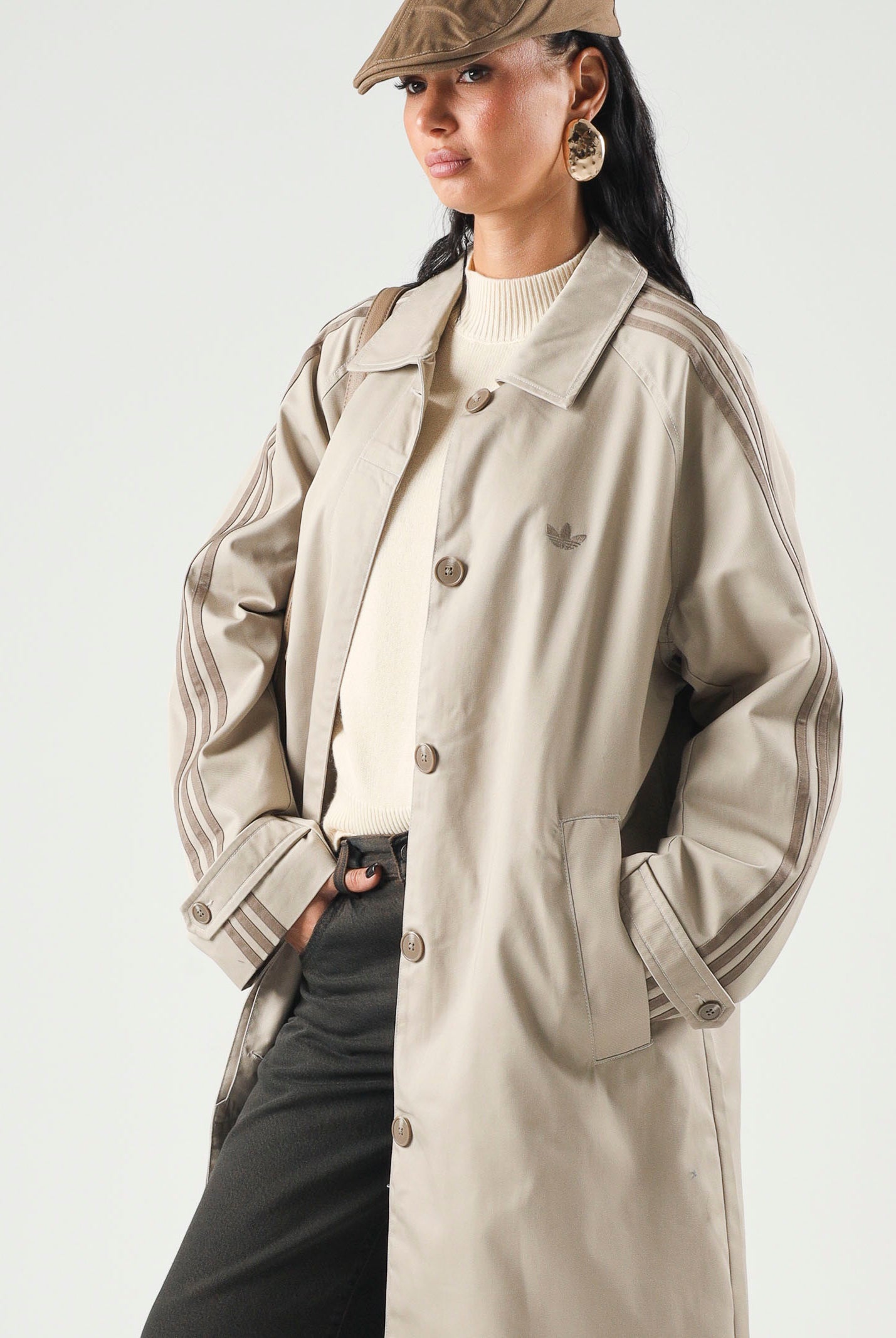 ADIDAS ORIGINALS Trench MAC COAT Khaki Three beige da donna con taglio lungo e vestibilità ampia. KS7333 . ADIDAS ORIGINALS