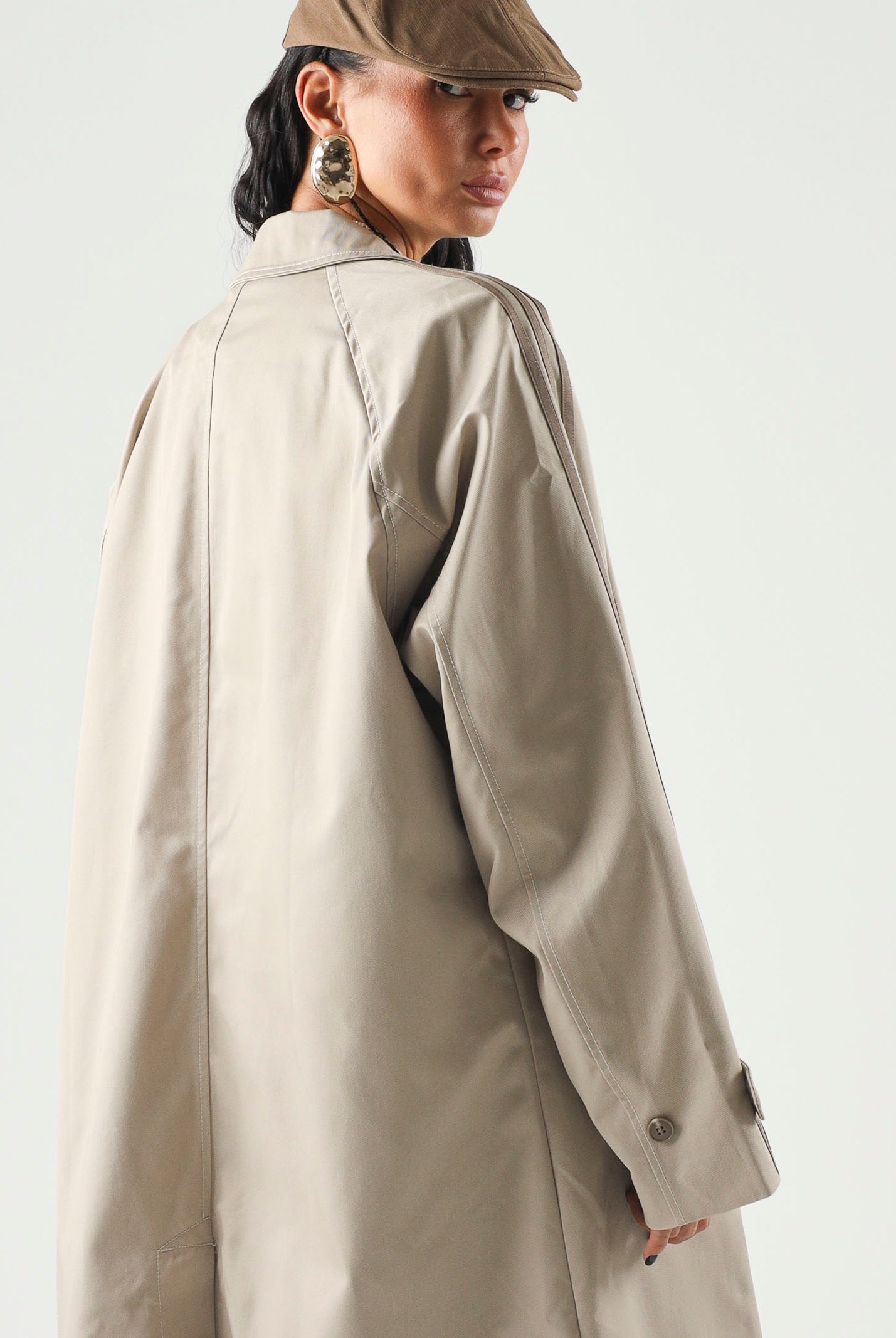 ADIDAS ORIGINALS Trench MAC COAT Khaki Three beige da donna con taglio lungo e vestibilità ampia. KS7333 . ADIDAS ORIGINALS