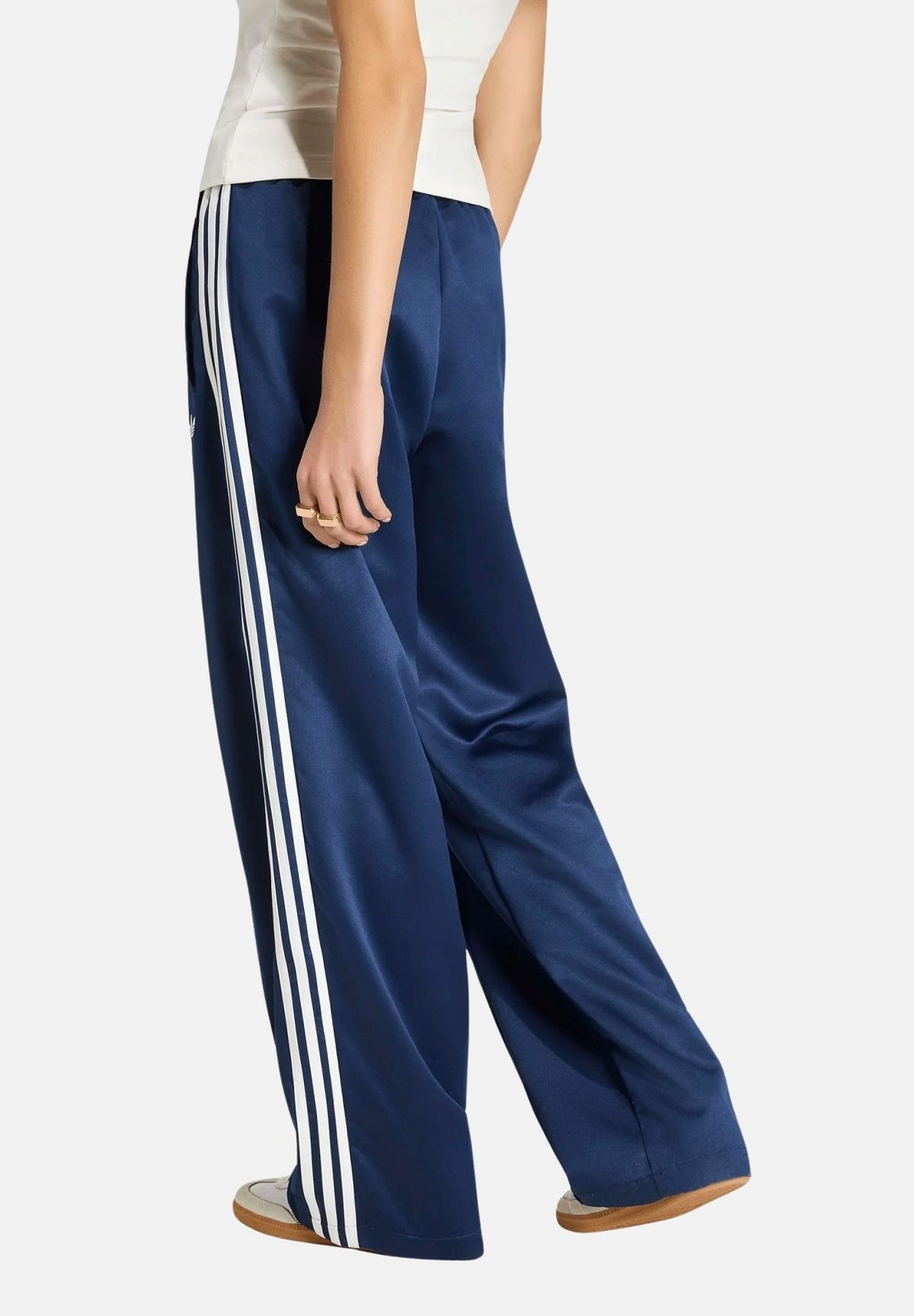 ADIDAS ORIGINALS Pantaloni SATIN SST LOOSE TRACKPANTS blu da donna con iconiche strisce a contrasto e vita elasticizzata KS7339 . ADIDAS ORIGINALS