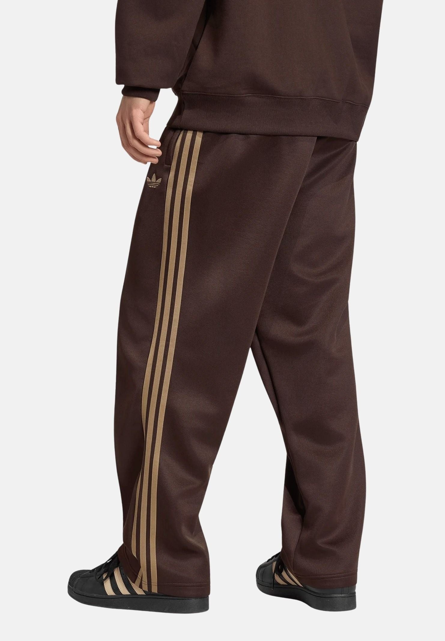 ADIDAS ORIGINALS Pantaloni ADICOLOR SPACER Aurora Coffee da uomo con iconiche 3-stripes KS7432 . ADIDAS ORIGINALS