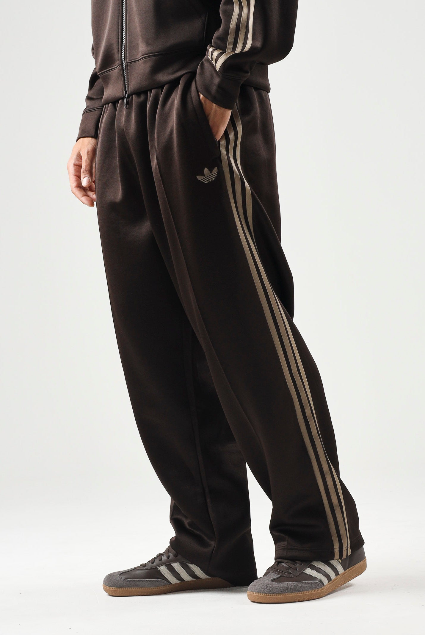 ADIDAS ORIGINALS Pantaloni ADICOLOR SPACER Aurora Coffee da uomo con iconiche 3-stripes KS7432 . ADIDAS ORIGINALS
