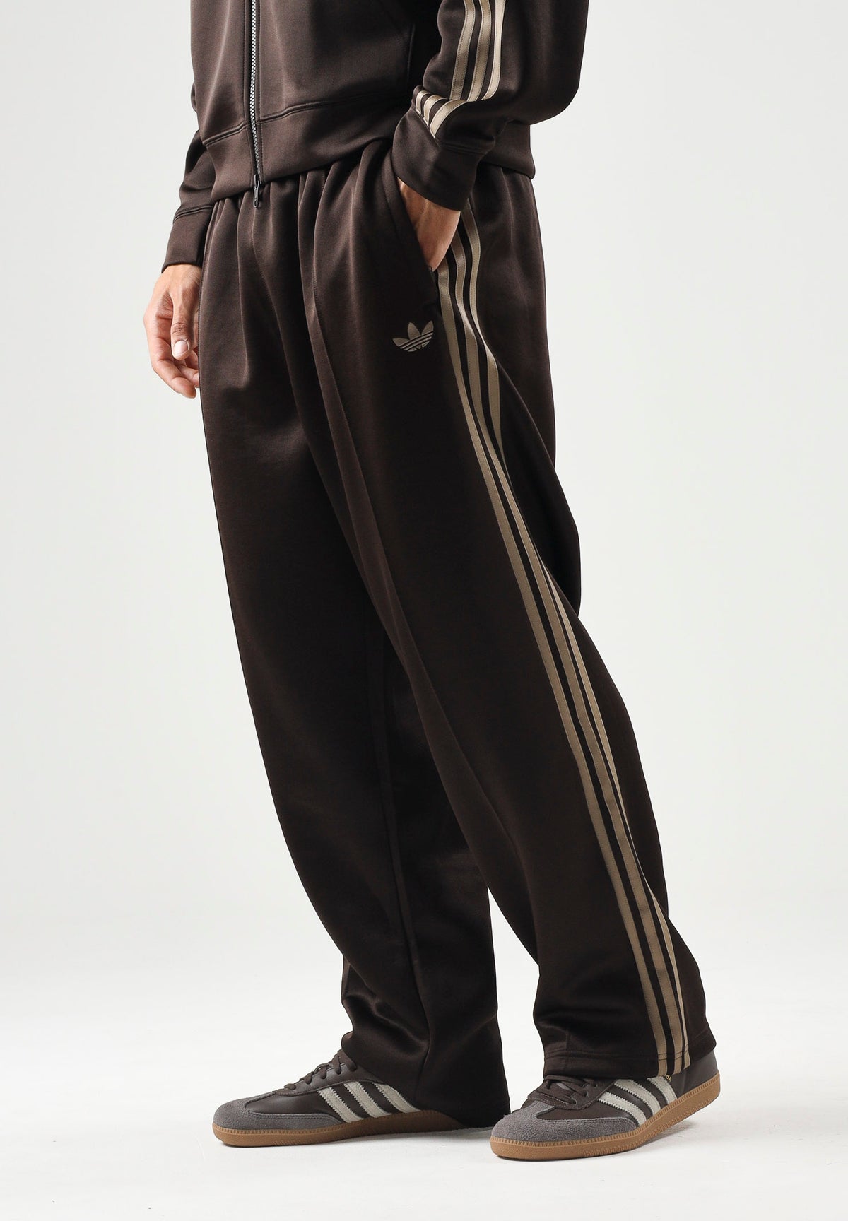 ADIDAS ORIGINALS Pantaloni sportivi ADICOLOR SPACER Aurora Coffee da uomo con iconiche 3-stripes KS7432 . ADIDAS ORIGINALS