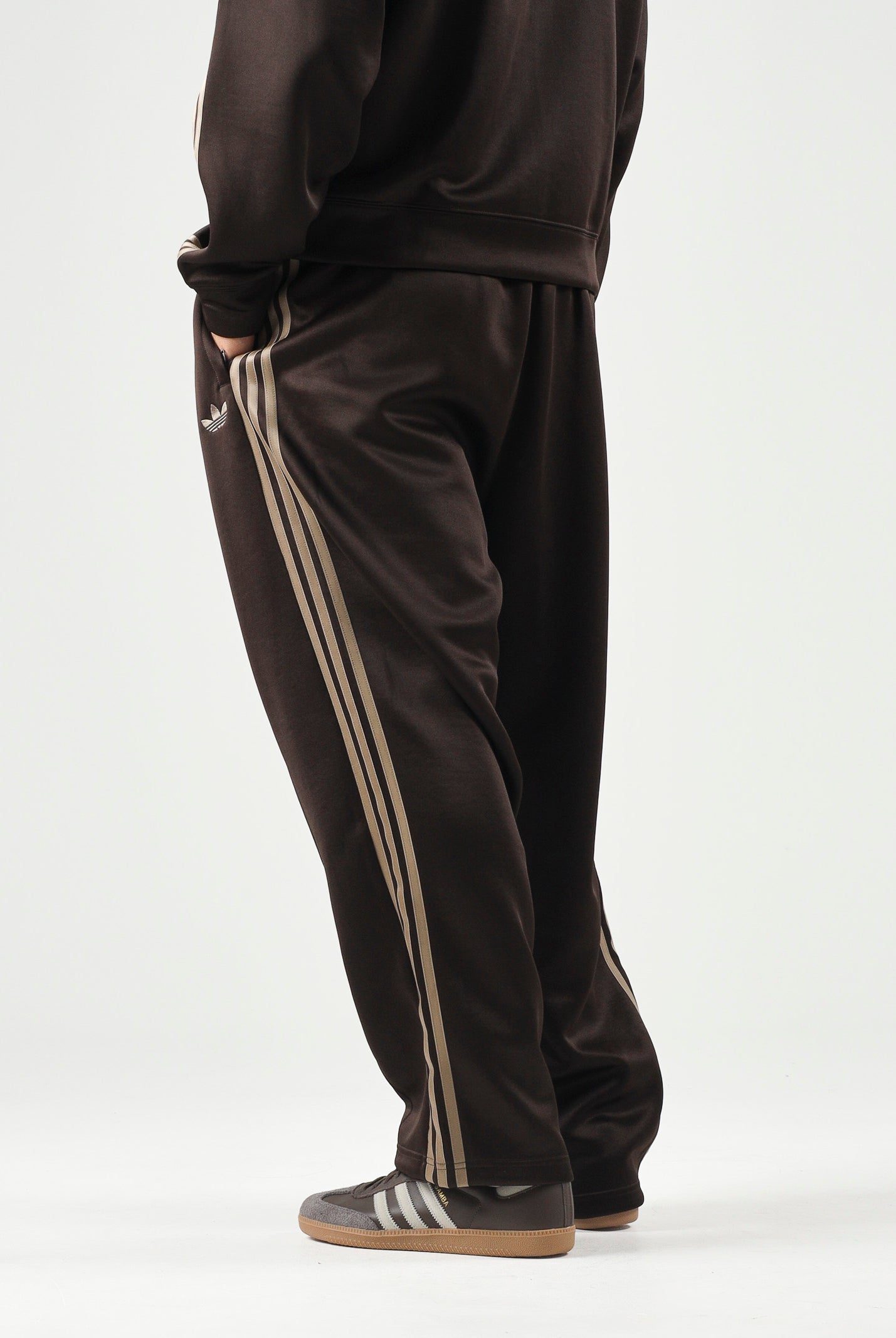 ADIDAS ORIGINALS Pantaloni ADICOLOR SPACER Aurora Coffee da uomo con iconiche 3-stripes KS7432 . ADIDAS ORIGINALS