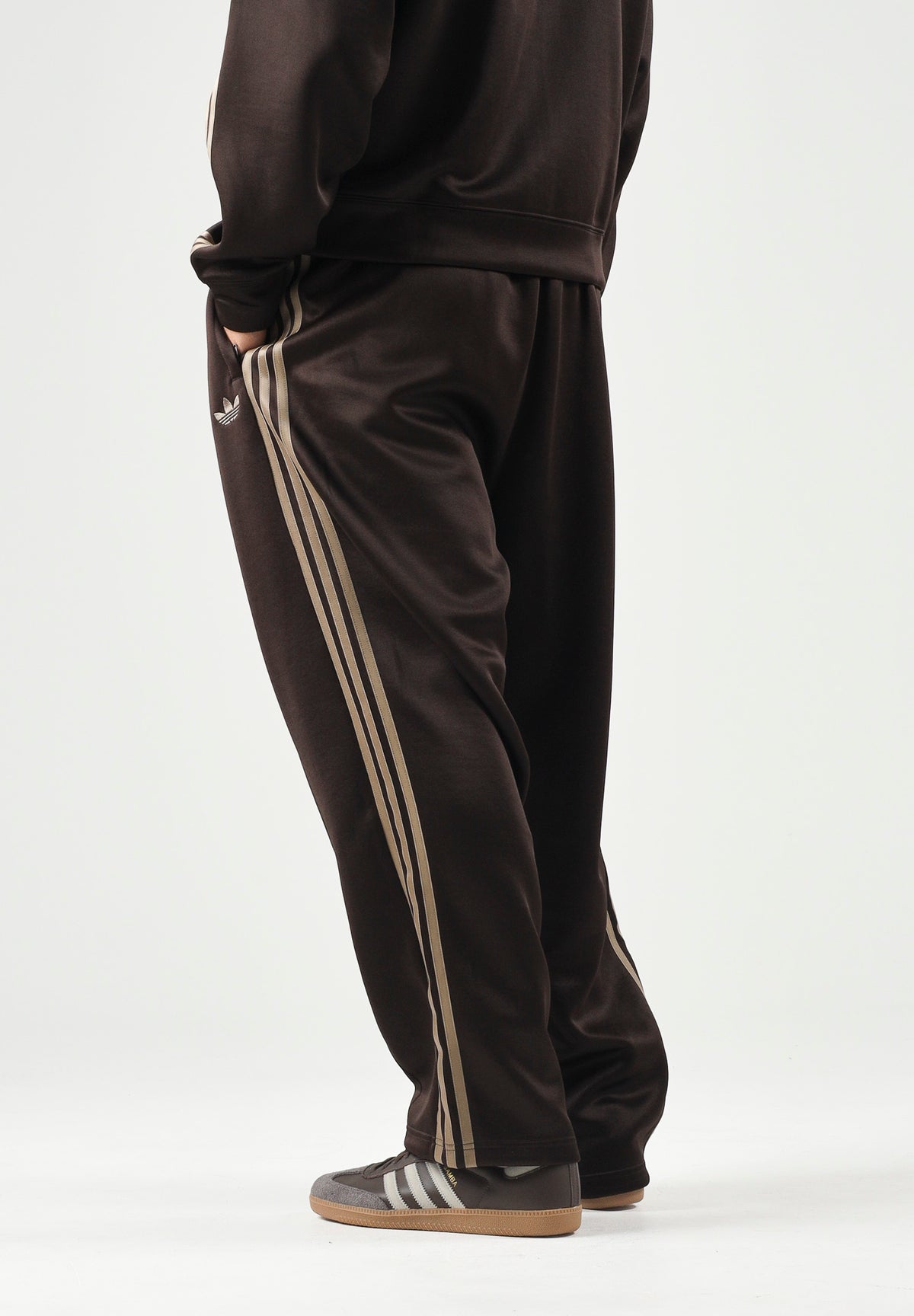 ADIDAS ORIGINALS Pantaloni sportivi ADICOLOR SPACER Aurora Coffee da uomo con iconiche 3-stripes KS7432 . ADIDAS ORIGINALS