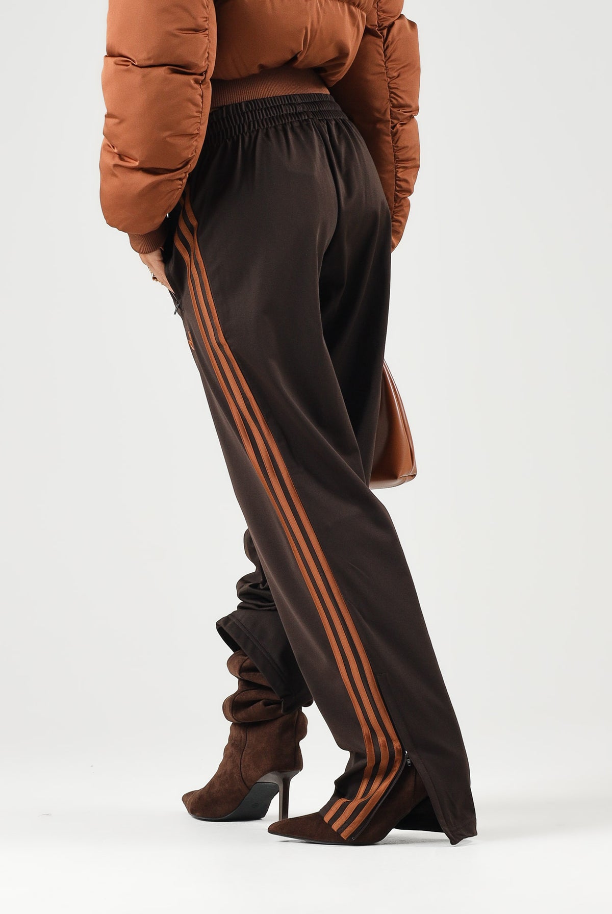 ADIDAS ORIGINALS Pantaloni FIREBIRD TRACK PANTS Aurora Coffee marrone per uomo e donna KS7477 . ADIDAS ORIGINALS