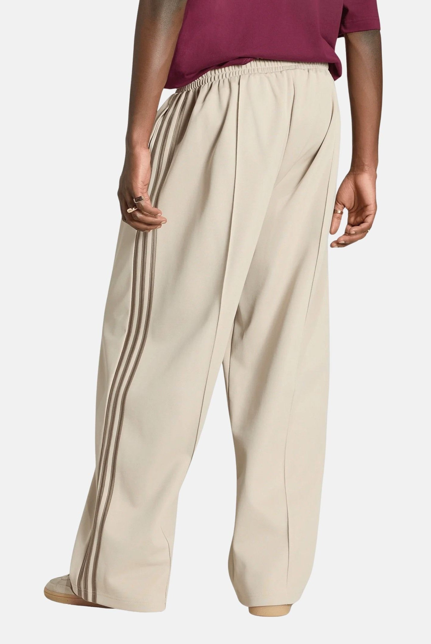ADIDAS ORIGINALS Pantaloni OVERSIZED khaki beige da uomo con iconiche 3 stripes KS7527 . ADIDAS ORIGINALS