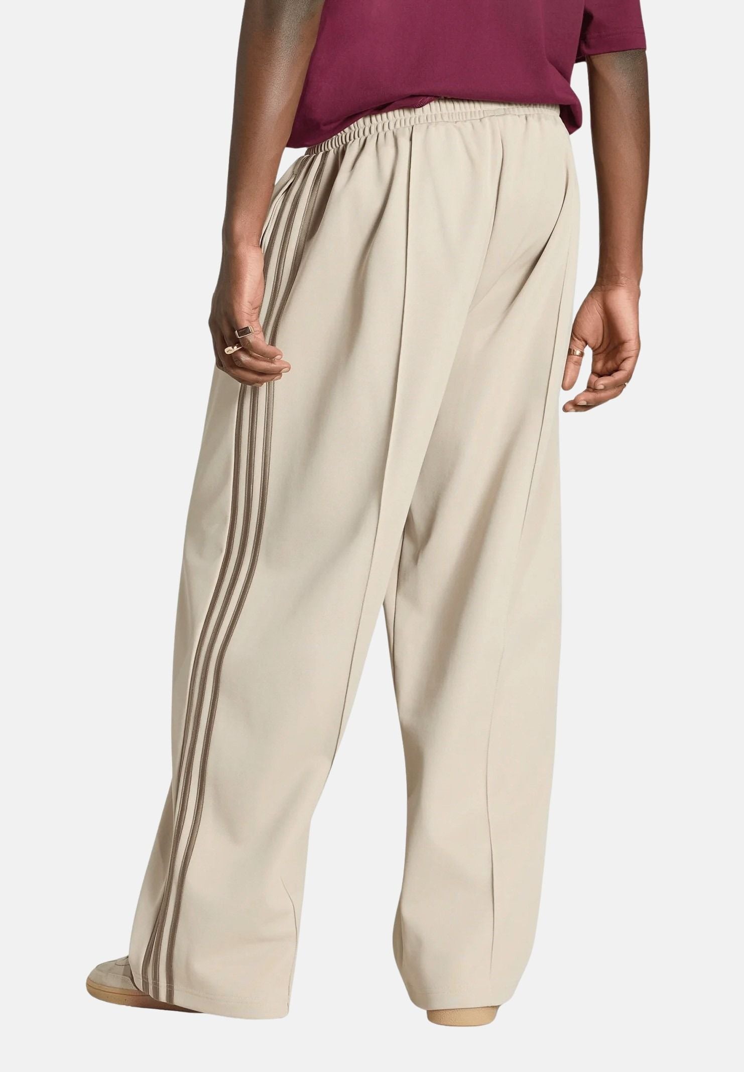 ADIDAS ORIGINALS Pantaloni OVERSIZED khaki beige da uomo con iconiche 3 stripes KS7527 . ADIDAS ORIGINALS