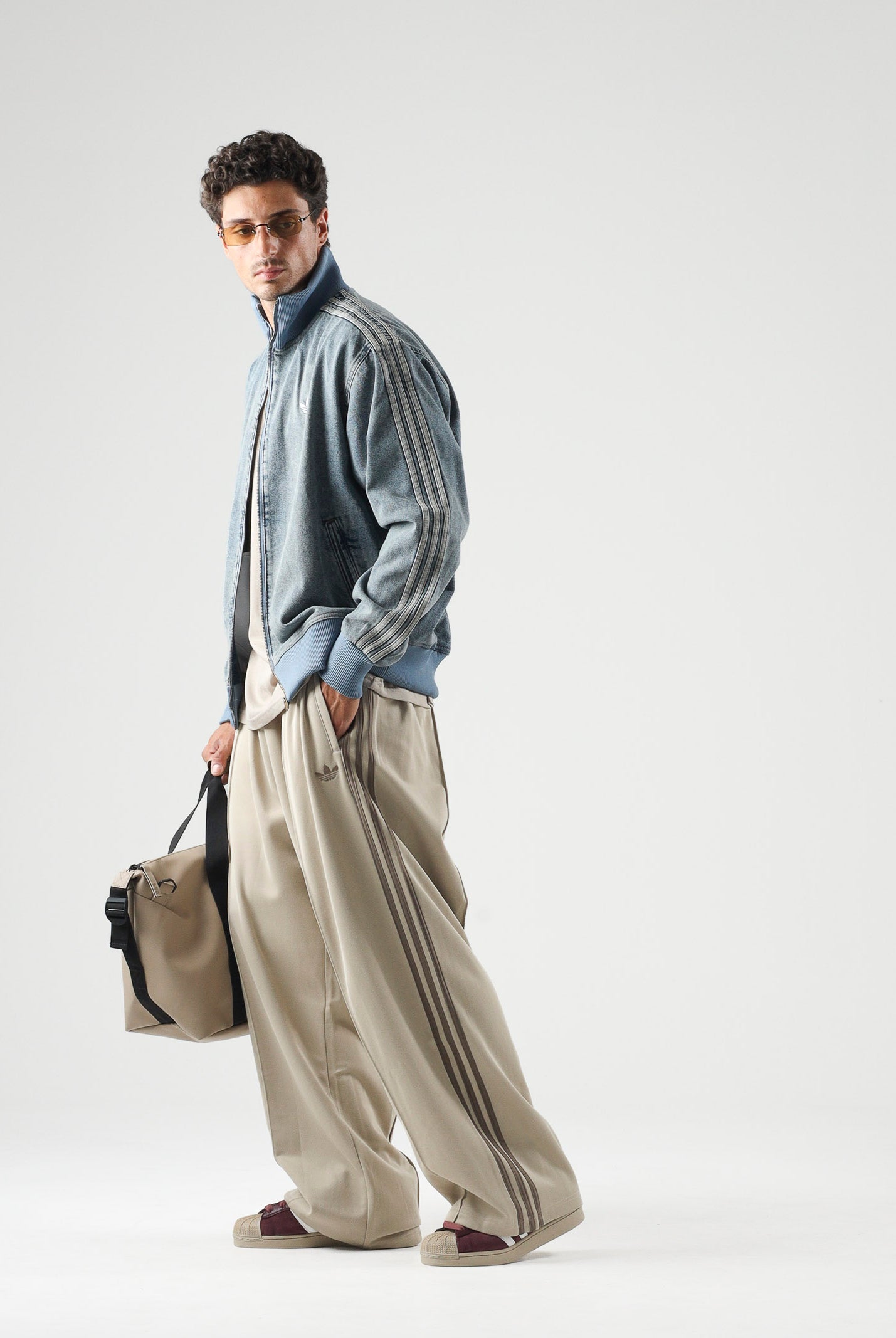 ADIDAS ORIGINALS Pantaloni OVERSIZED khaki beige da uomo con iconiche 3 stripes KS7527 . ADIDAS ORIGINALS