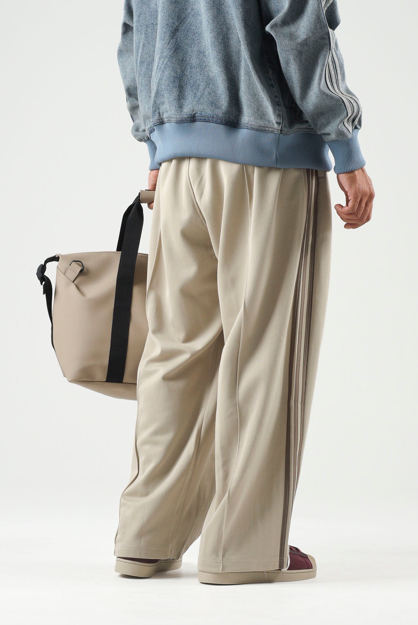 ADIDAS ORIGINALS Pantaloni OVERSIZED khaki beige da uomo con iconiche 3 stripes KS7527 . ADIDAS ORIGINALS