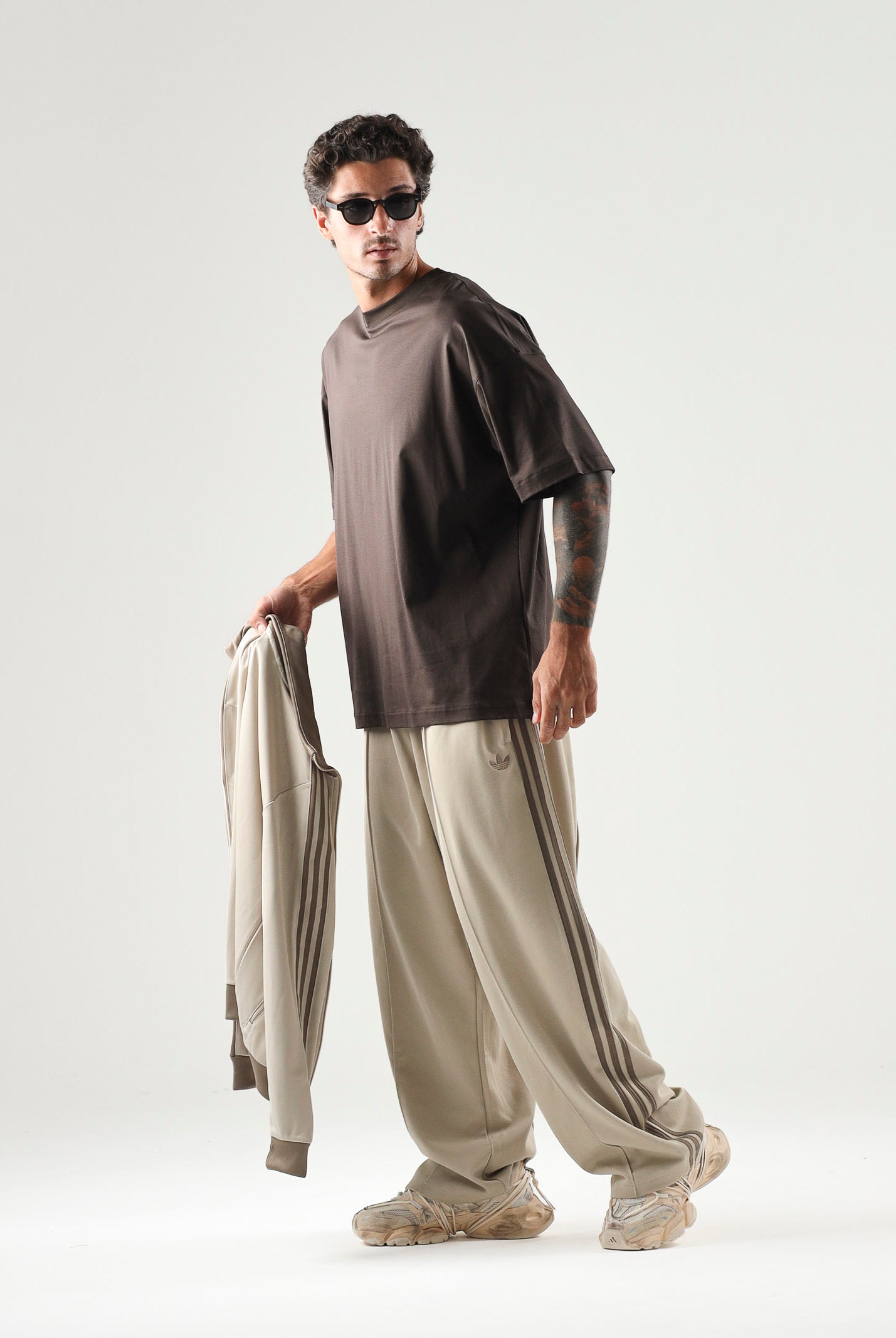 ADIDAS ORIGINALS Pantaloni OVERSIZED khaki beige da uomo con iconiche 3 stripes KS7527 . ADIDAS ORIGINALS