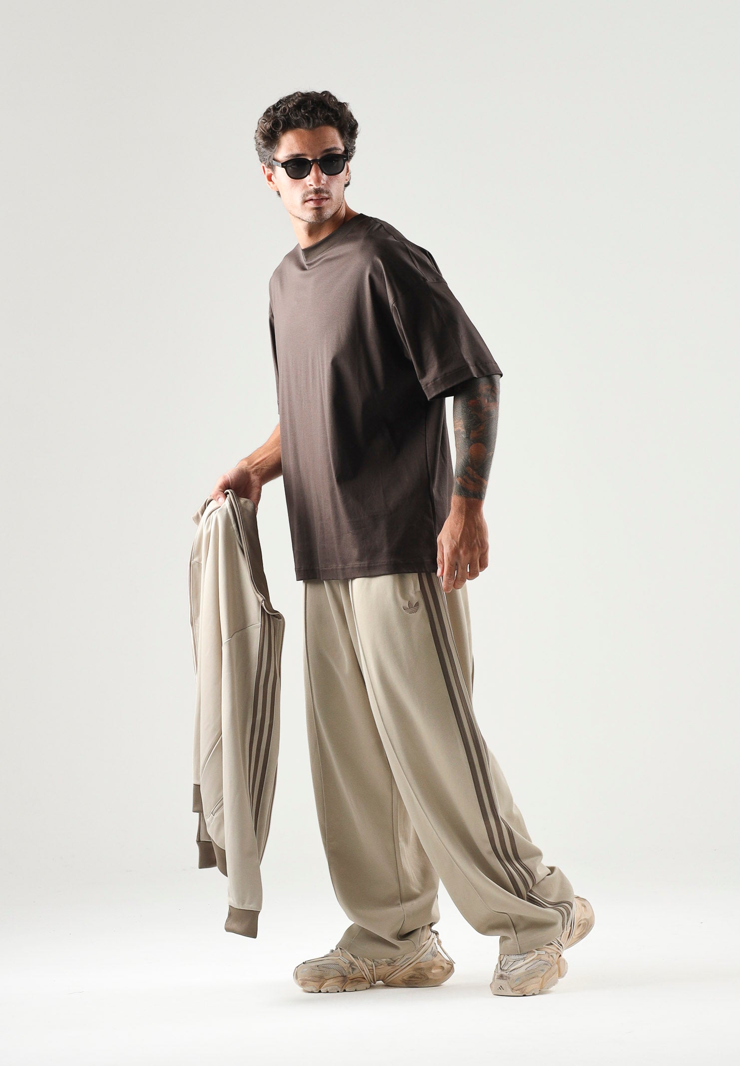 ADIDAS ORIGINALS Pantaloni OVERSIZED khaki beige da uomo con iconiche 3 stripes KS7527 . ADIDAS ORIGINALS