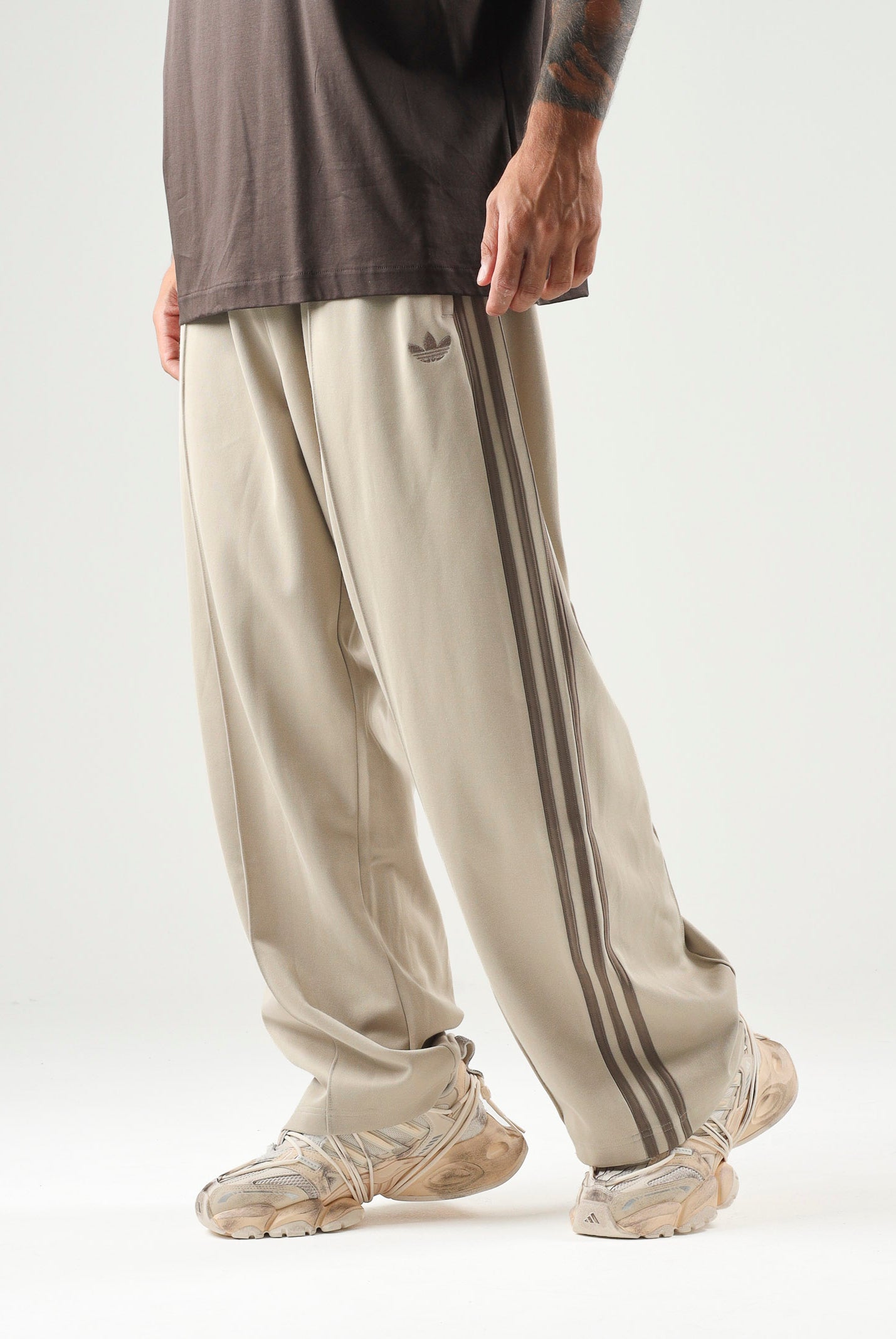 ADIDAS ORIGINALS Pantaloni OVERSIZED khaki beige da uomo con iconiche 3 stripes KS7527 . ADIDAS ORIGINALS