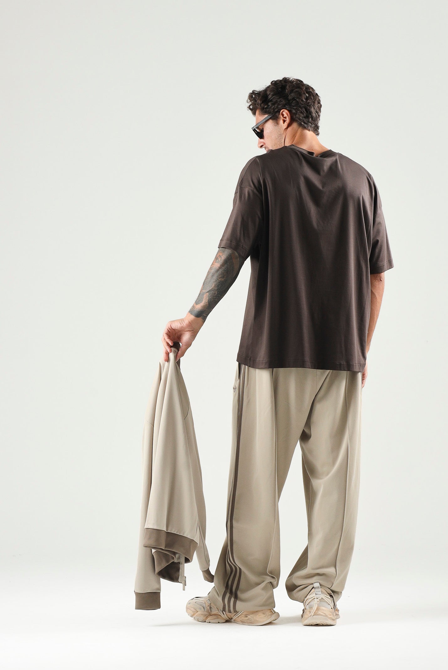 ADIDAS ORIGINALS Pantaloni OVERSIZED khaki beige da uomo con iconiche 3 stripes KS7527 . ADIDAS ORIGINALS