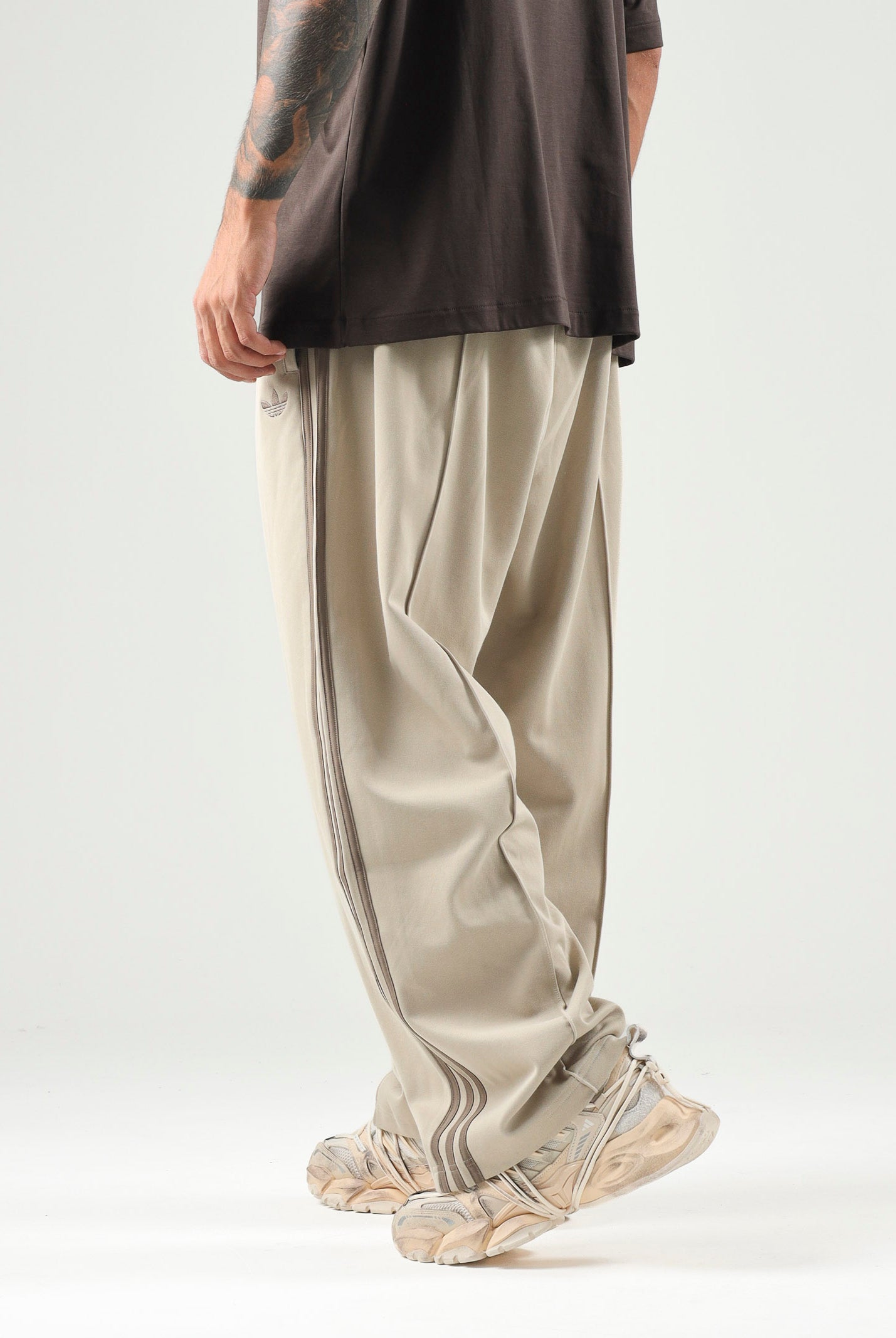 ADIDAS ORIGINALS Pantaloni OVERSIZED khaki beige da uomo con iconiche 3 stripes KS7527 . ADIDAS ORIGINALS