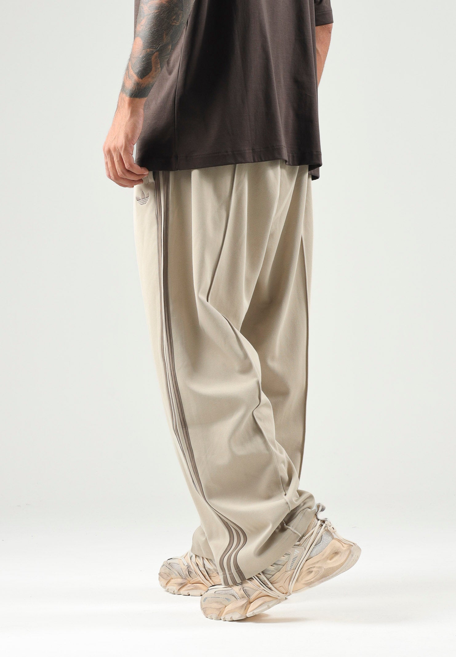 ADIDAS ORIGINALS Pantaloni OVERSIZED khaki beige da uomo con iconiche 3 stripes KS7527 . ADIDAS ORIGINALS