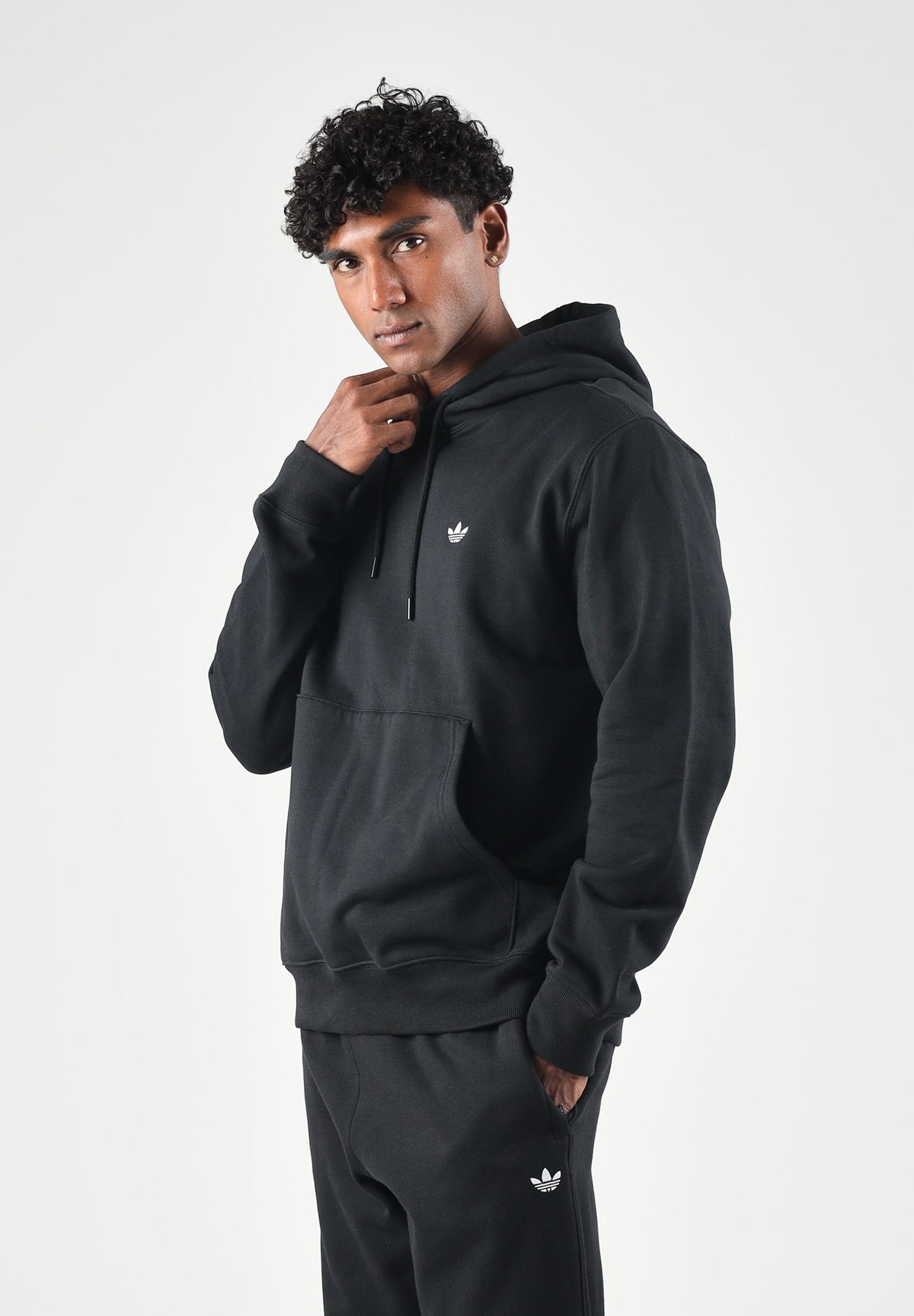 ADIDAS ORIGINALS Felpa cn cappuccio TREFOIL ESSENTIALS HOODIE nera da uomo con logo iconico KS8920 . ADIDAS ORIGINALS
