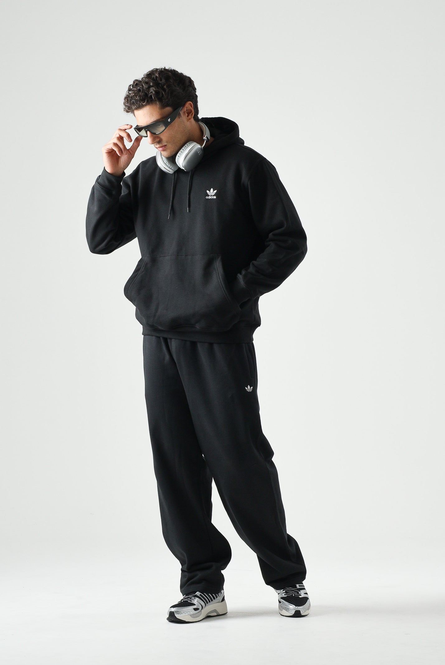 ADIDAS ORIGINALS Pantaloni TREFOIL ESSENTIALS sportivi neri da uomo con logo Trefoil tono su tono<BR/> KS8949 . ADIDAS ORIGINALS