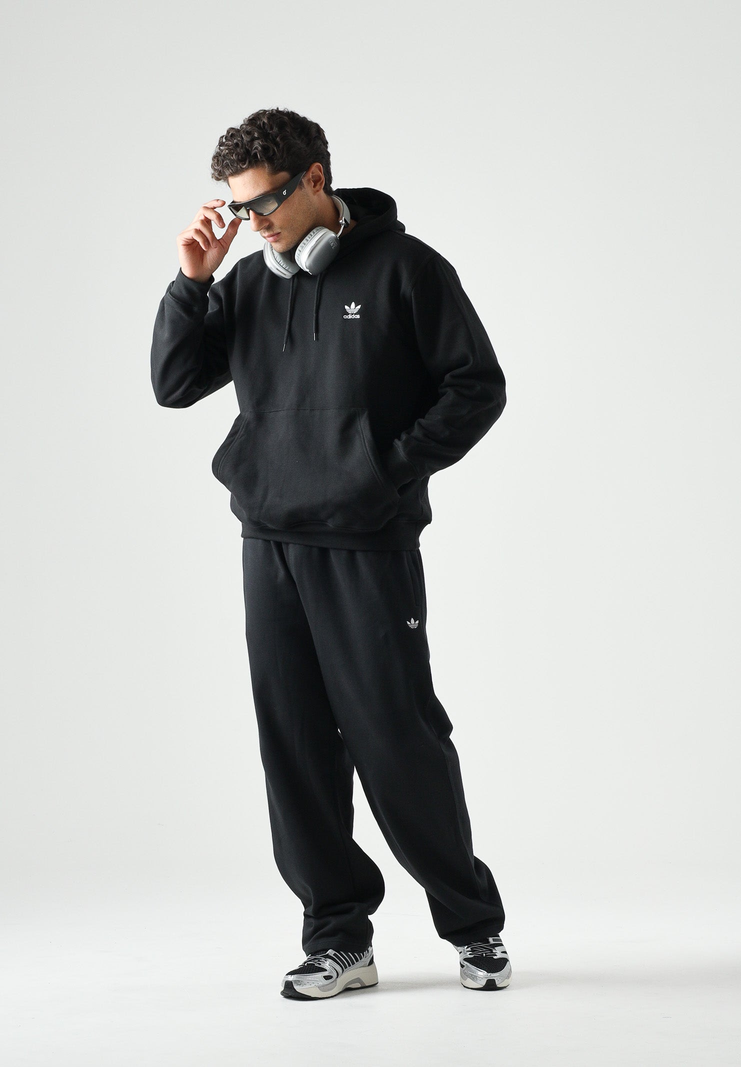 ADIDAS ORIGINALS Pantaloni TREFOIL ESSENTIALS sportivi neri da uomo con logo Trefoil tono su tono<BR/> KS8949 . ADIDAS ORIGINALS