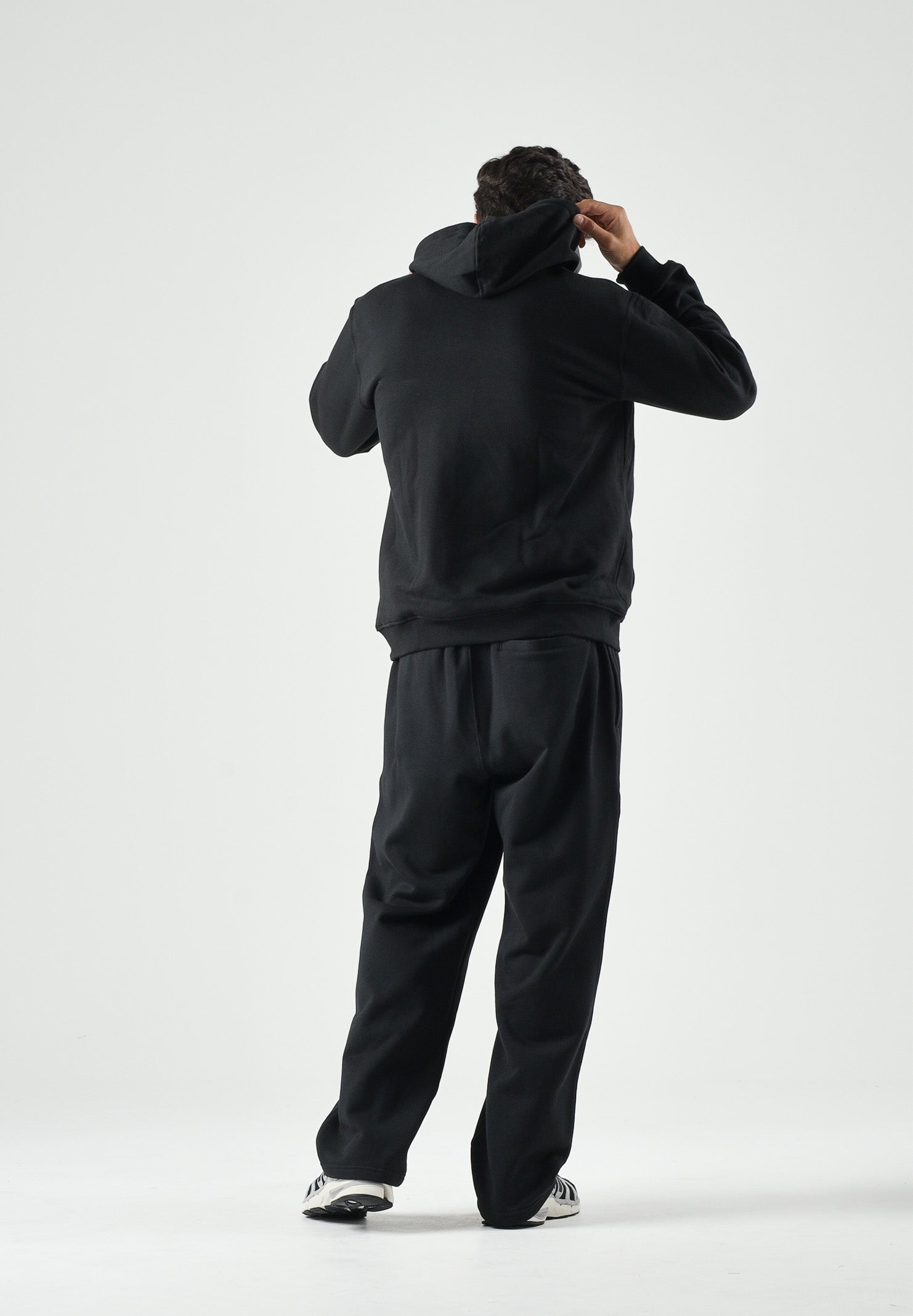 ADIDAS ORIGINALS Pantaloni TREFOIL ESSENTIALS sportivi neri da uomo con logo Trefoil tono su tono<BR/> KS8949 . ADIDAS ORIGINALS