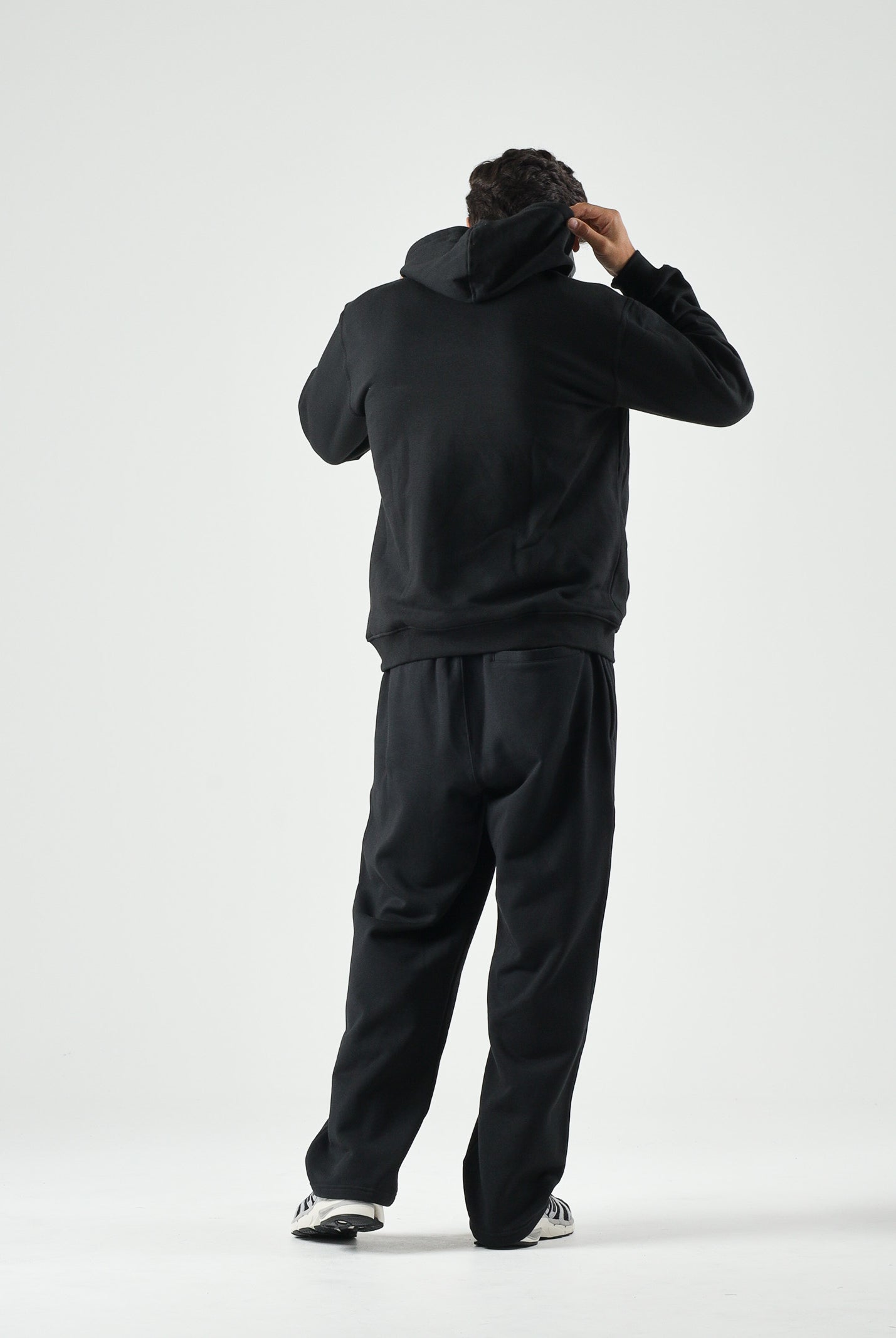 ADIDAS ORIGINALS Pantaloni TREFOIL ESSENTIALS sportivi neri da uomo con logo Trefoil tono su tono<BR/> KS8949 . ADIDAS ORIGINALS