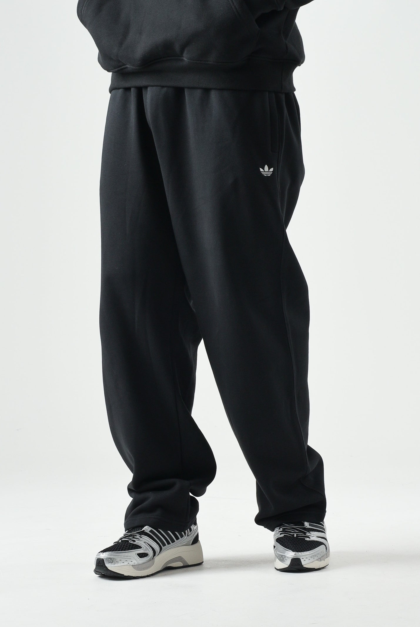 ADIDAS ORIGINALS Pantaloni TREFOIL ESSENTIALS sportivi neri da uomo con logo Trefoil tono su tono<BR/> KS8949 . ADIDAS ORIGINALS