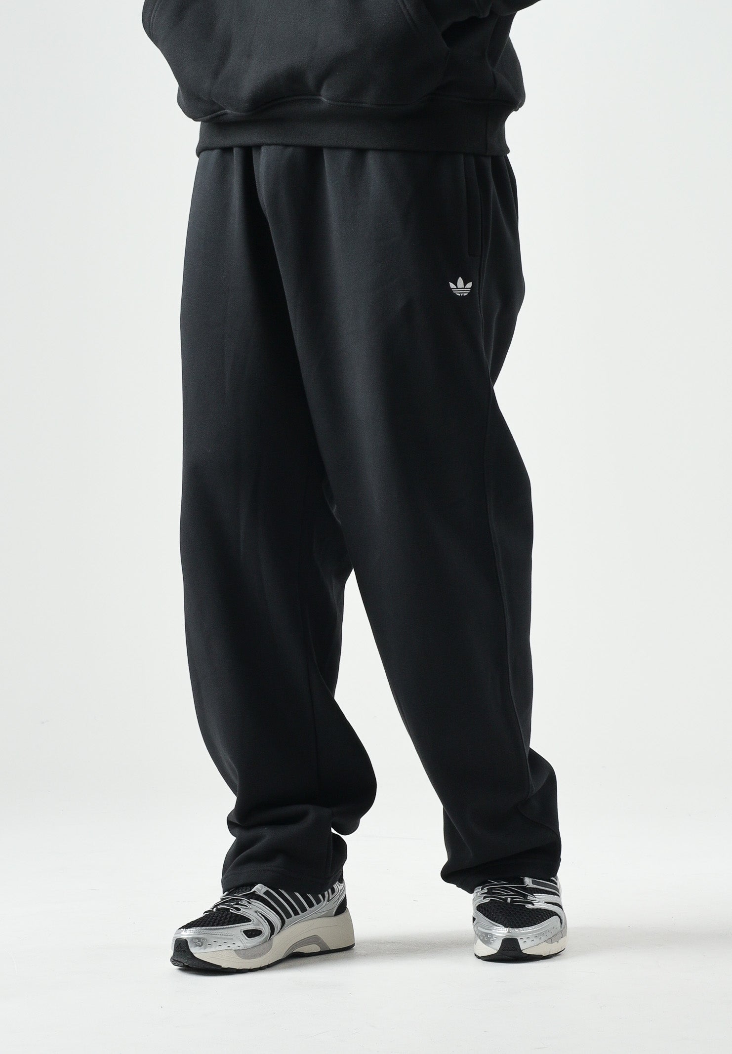 ADIDAS ORIGINALS Pantaloni TREFOIL ESSENTIALS sportivi neri da uomo con logo Trefoil tono su tono<BR/> KS8949 . ADIDAS ORIGINALS