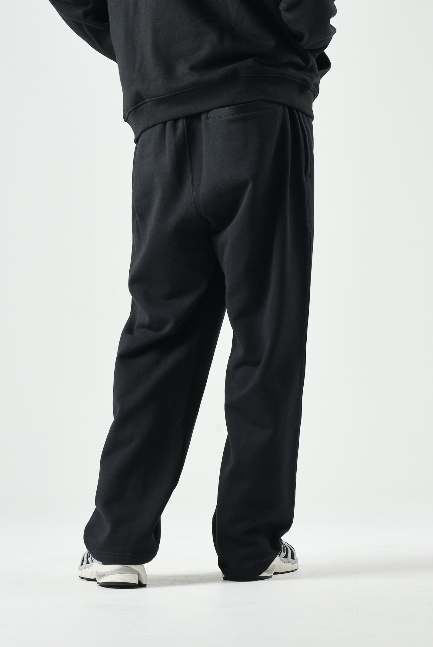 ADIDAS ORIGINALS Pantaloni TREFOIL ESSENTIALS sportivi neri da uomo con logo Trefoil tono su tono<BR/> KS8949 . ADIDAS ORIGINALS