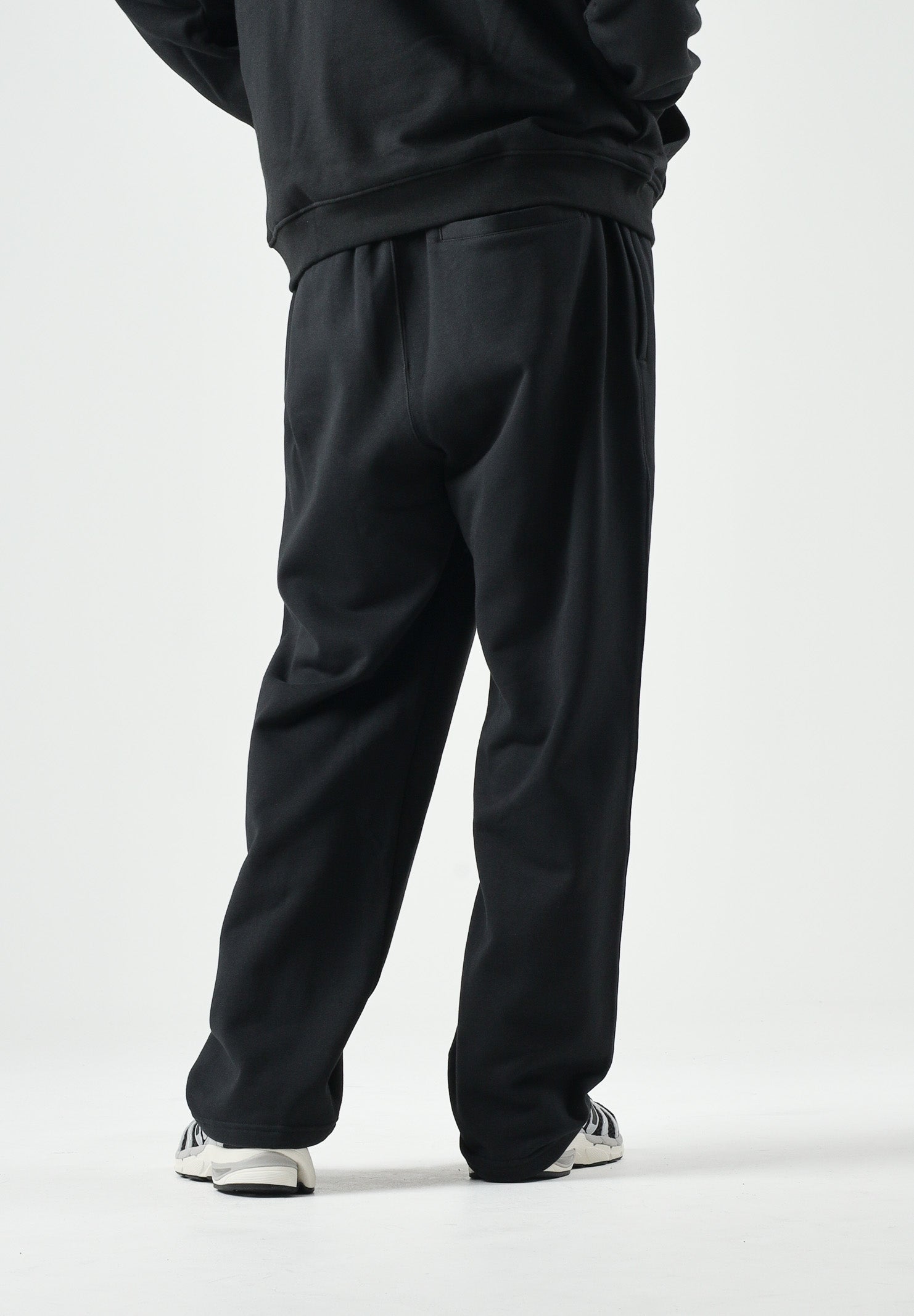 ADIDAS ORIGINALS Pantaloni TREFOIL ESSENTIALS sportivi neri da uomo con logo Trefoil tono su tono<BR/> KS8949 . ADIDAS ORIGINALS