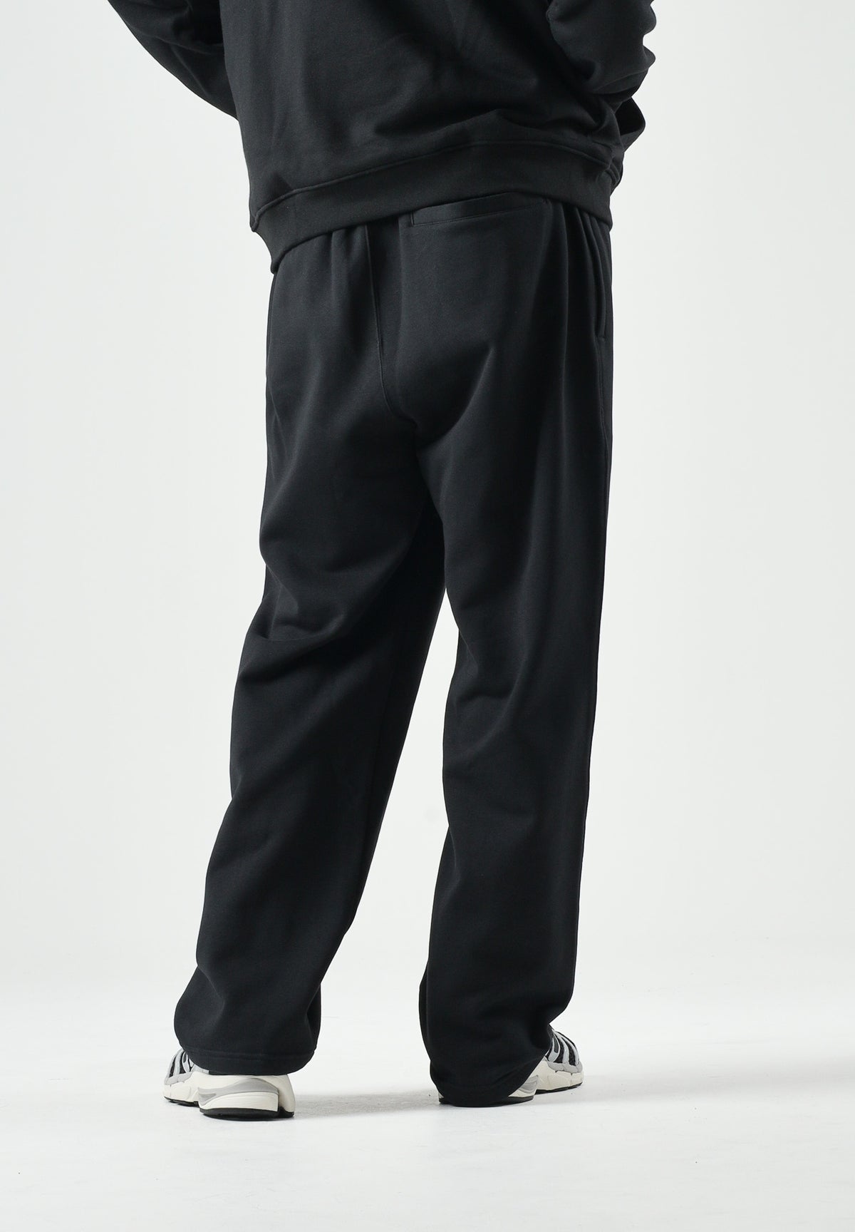 ADIDAS ORIGINALS Pantaloni TREFOIL ESSENTIALS sportivi neri da uomo con logo Trefoil tono su tono<BR/> KS8949 . ADIDAS ORIGINALS