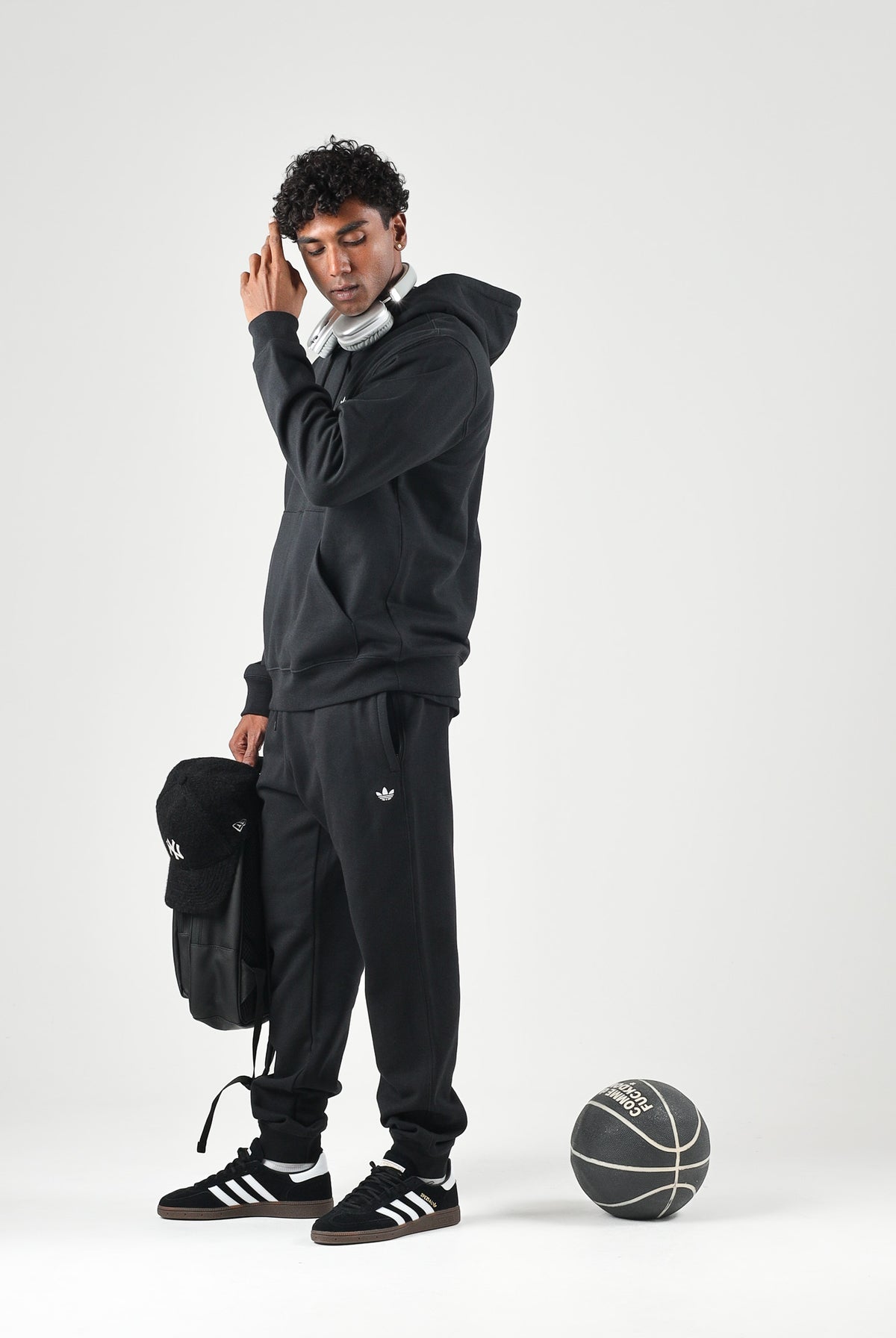 ADIDAS ORIGINALS Pantaloni TREFOIL ESSENTIALS PANTS nero da uomo in tinta unita KS8950 . ADIDAS ORIGINALS