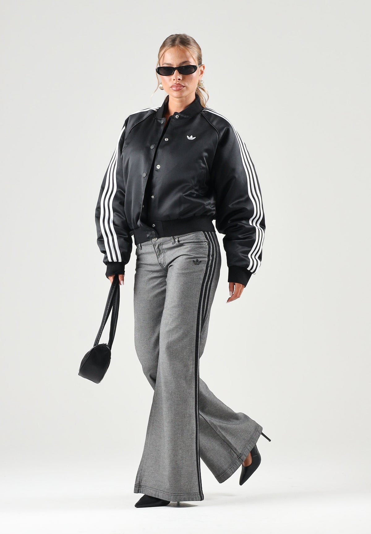 ADIDAS ORIGINALS Pantaloni in jeans WIDE LEG grigi per donna con vita elasticizzata e bande laterali. KS9213 . ADIDAS ORIGINALS