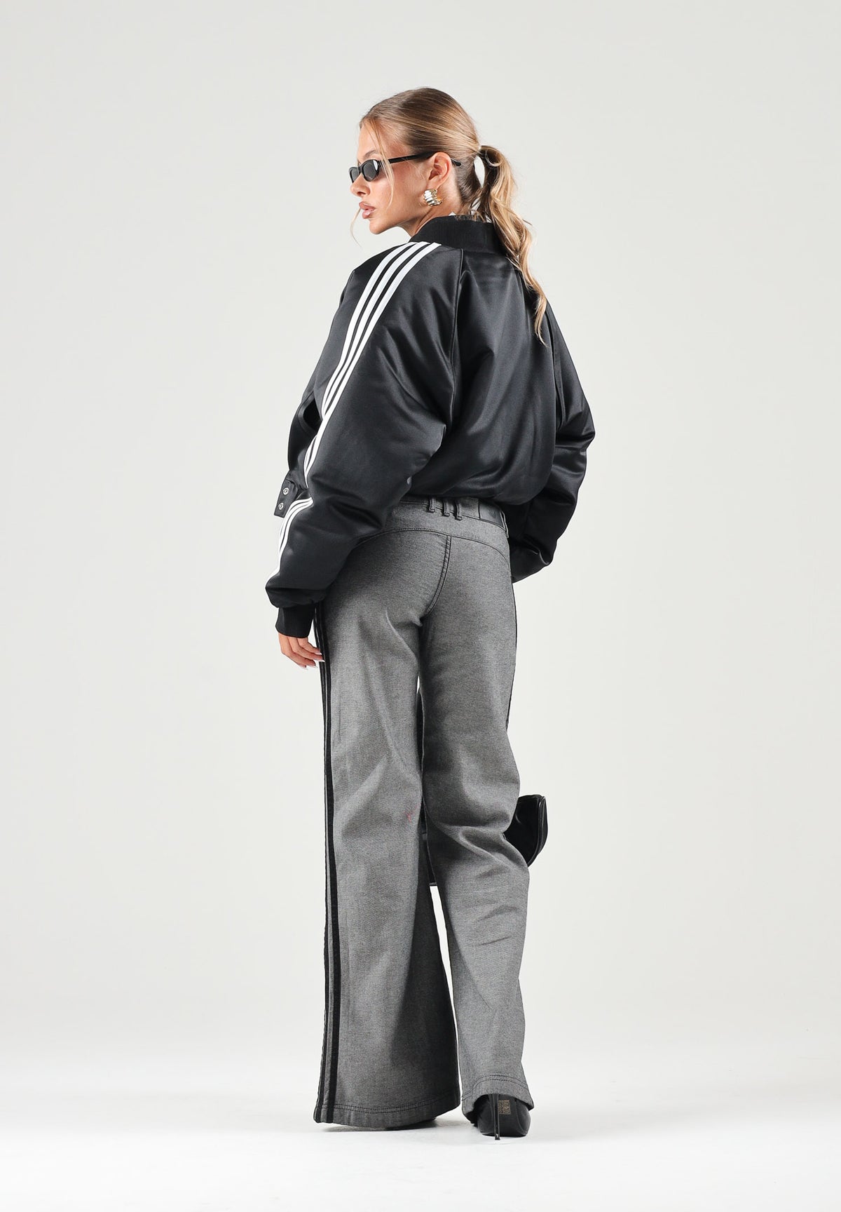 ADIDAS ORIGINALS Pantaloni in jeans WIDE LEG grigi per donna con vita elasticizzata e bande laterali. KS9213 . ADIDAS ORIGINALS