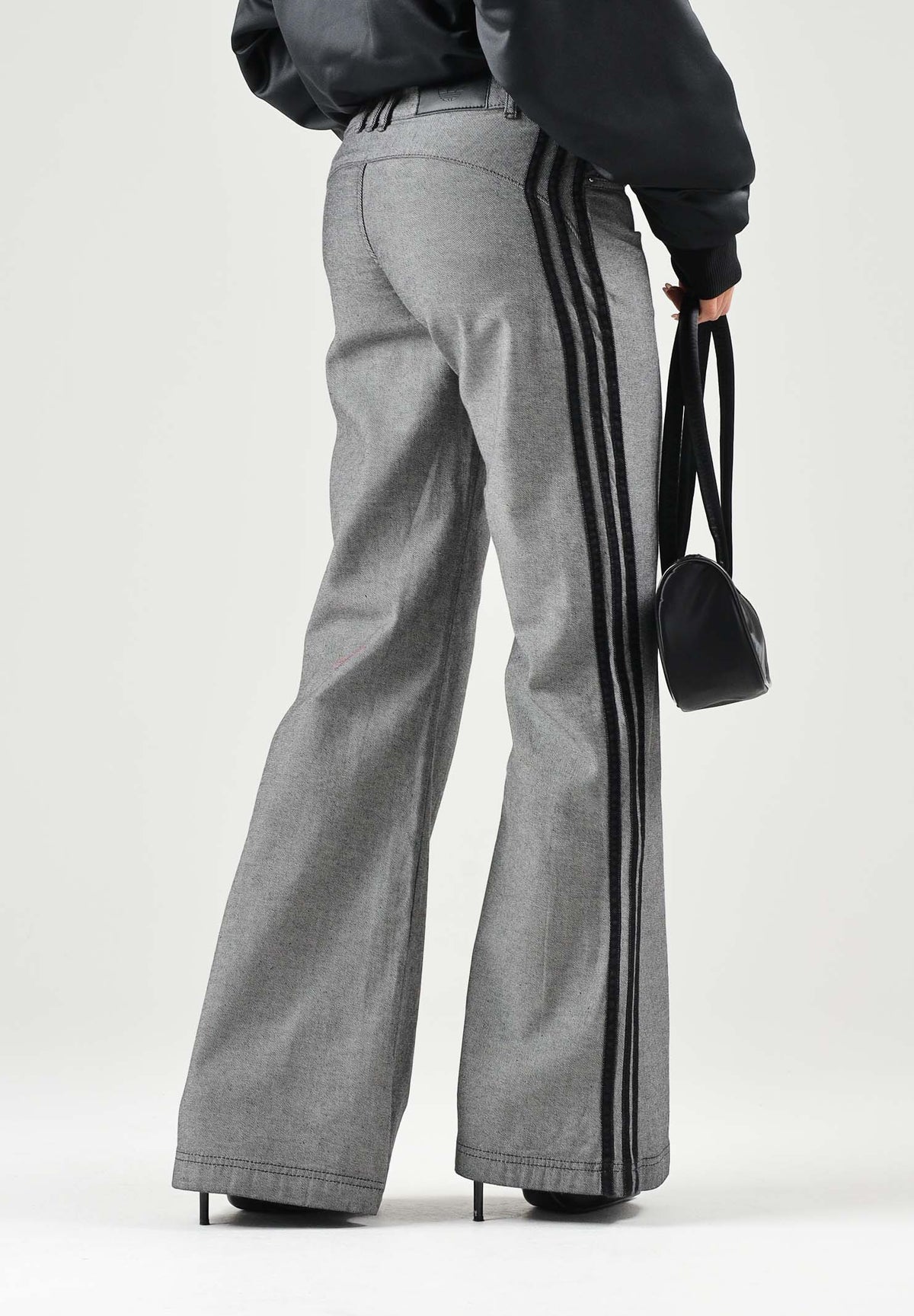 ADIDAS ORIGINALS Pantaloni in jeans WIDE LEG grigi per donna con vita elasticizzata e bande laterali. KS9213 . ADIDAS ORIGINALS